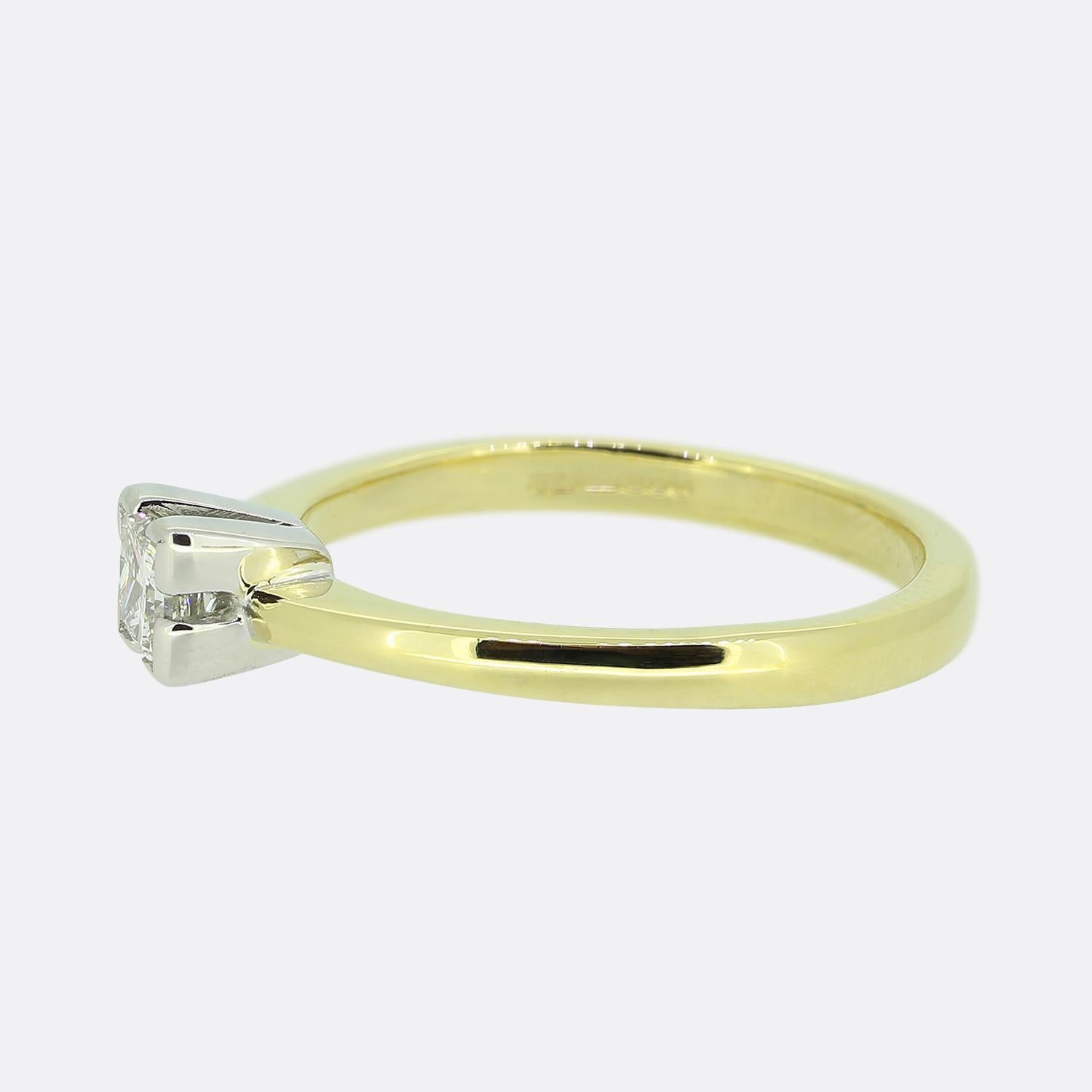Hier haben wir einen schönen Diamant-Solitärring. Das Band des Rings ist aus warmem 18-karätigem Gelbgold gefertigt, während der einzelne Diamant im Prinzessschliff in Weißgold gefasst ist, um sein Funkeln zu betonen.

Zustand: Gebraucht