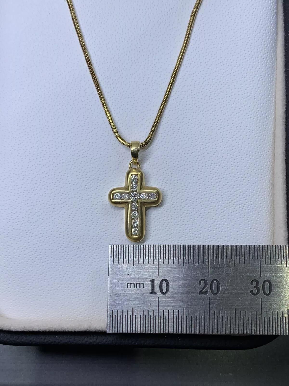 Taille ronde Collier en or jaune 18ct avec pendentif en forme de croix et diamant de 0,30ct en vente