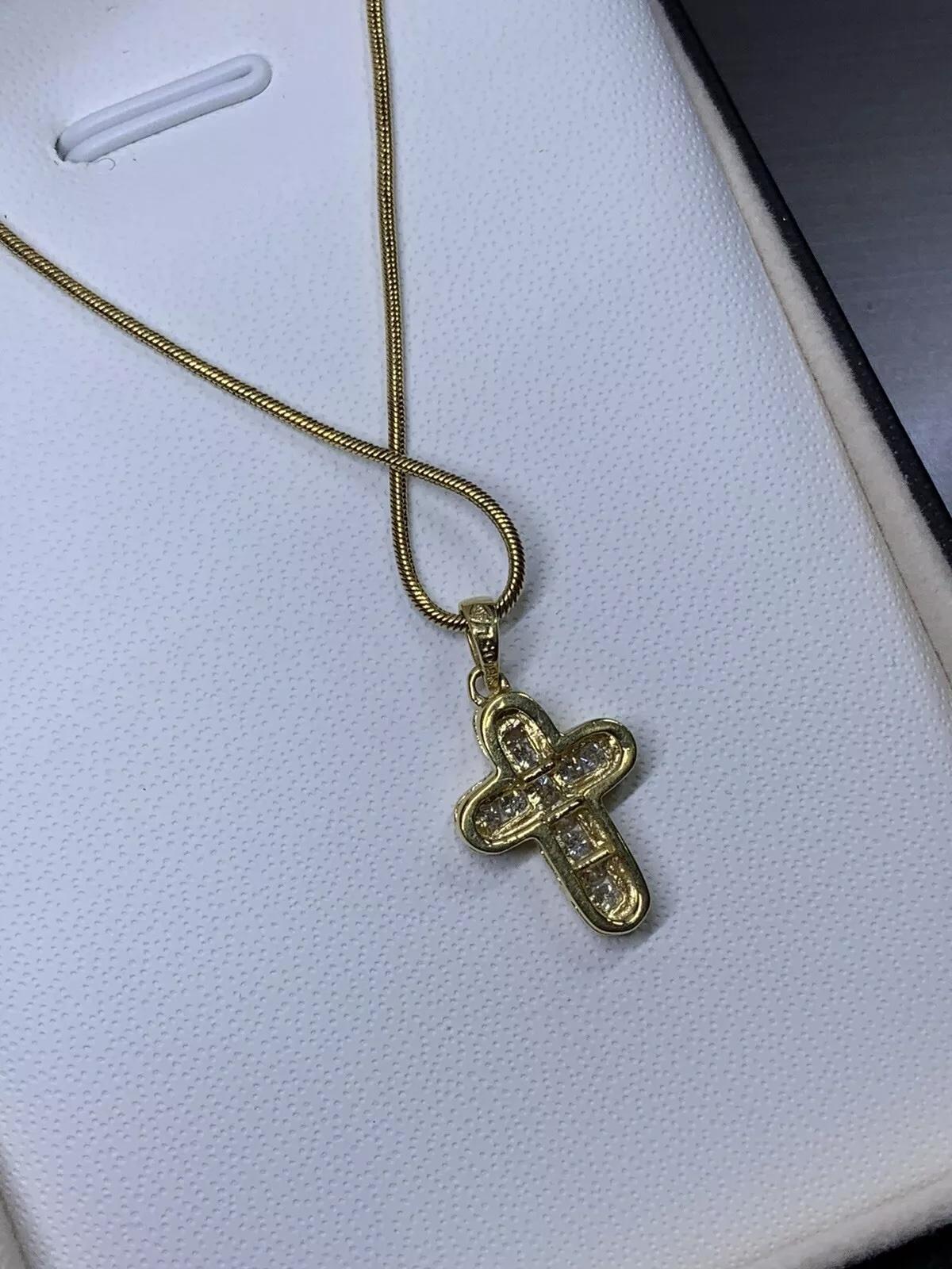 Collier en or jaune 18ct avec pendentif en forme de croix et diamant de 0,30ct Neuf - En vente à London, GB