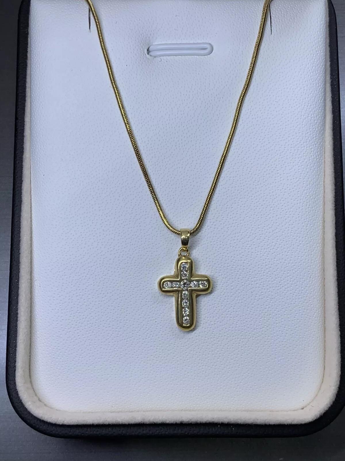 Collier en or jaune 18ct avec pendentif en forme de croix et diamant de 0,30ct Unisexe en vente