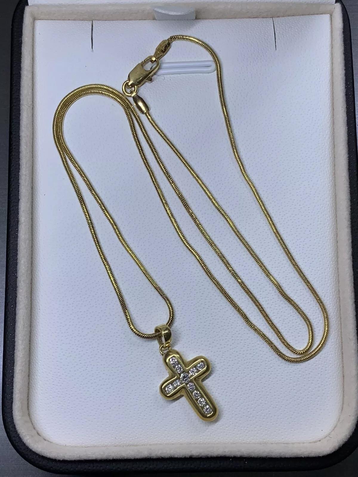 Collier en or jaune 18ct avec pendentif en forme de croix et diamant de 0,30ct en vente 1