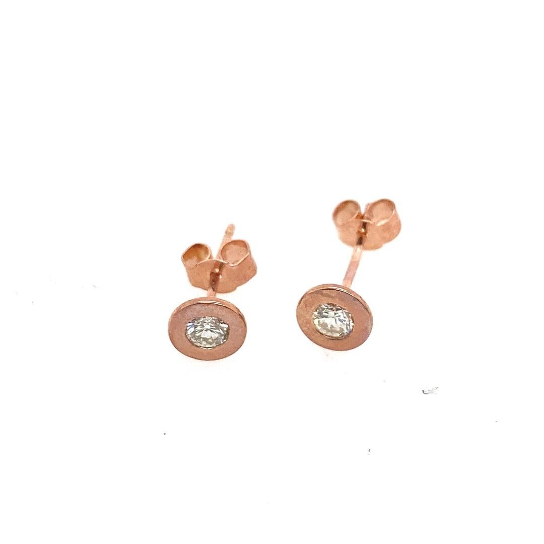 Nuovi orecchini con diamanti in oro rosa 18ct, con incastonatura Rubover, 0,30ct di diamanti

Informazioni aggiuntive:
Peso totale dei diamanti: 0,30ct
Colore del diamante: G/H.
Chiarezza del diamante: SI
Peso totale: 1,3 g  
SMS4398