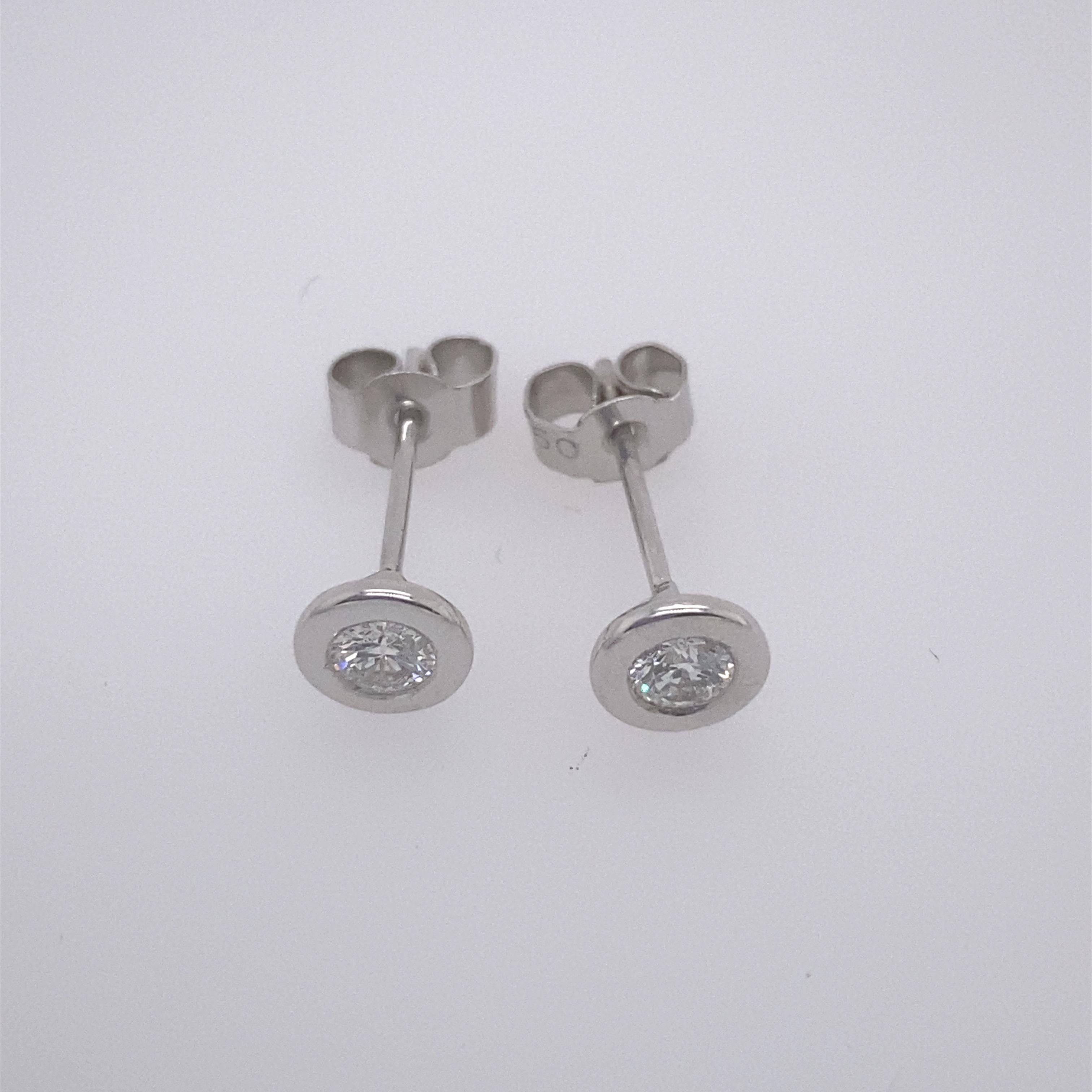 0.30ct Diamond Studs Earrings in Rubover Setting in 18ct White Gold In New Condition For Sale In London, GB