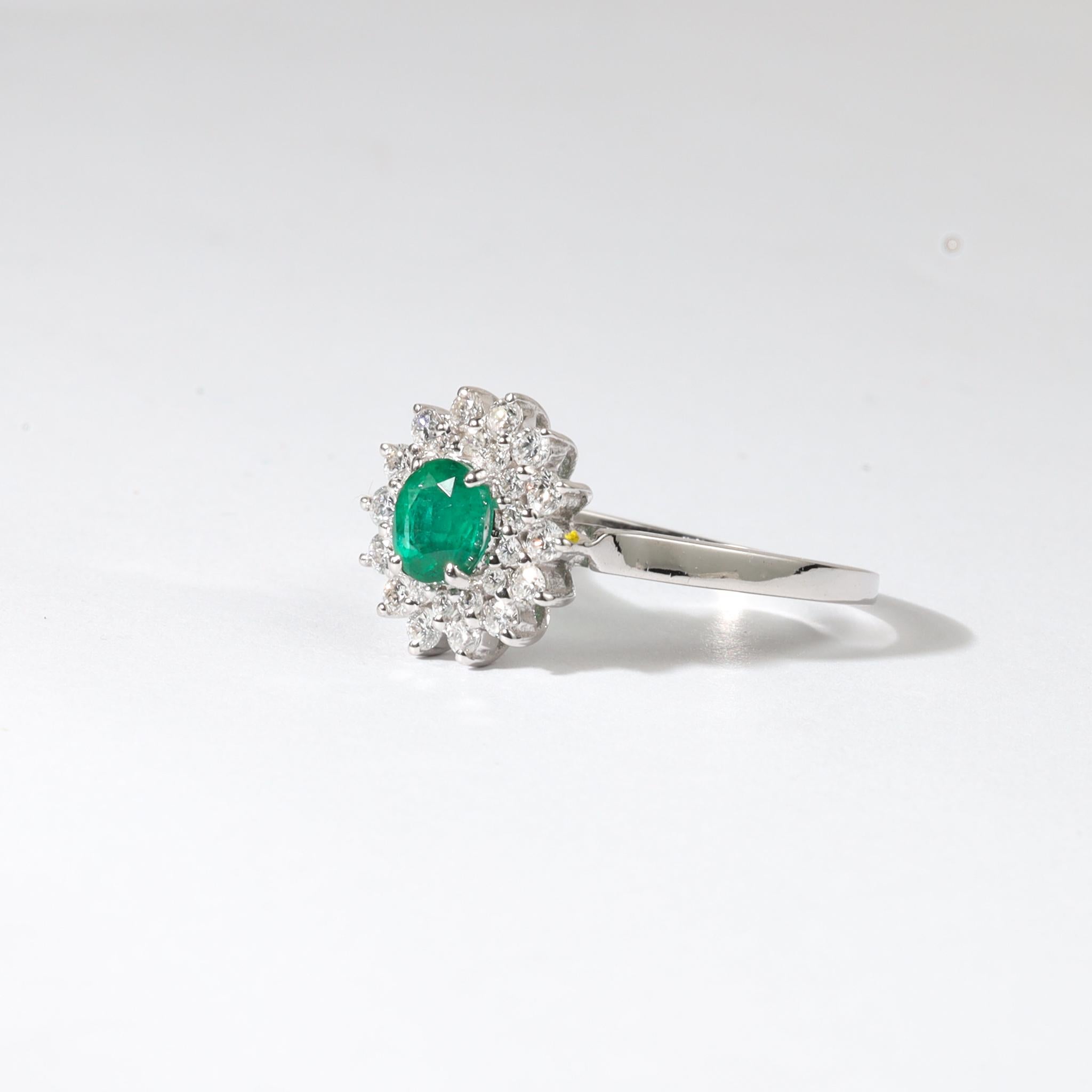 Description du produit :
Délicate dans ses détails mais audacieuse dans sa brillance, cette exquise bague de fiançailles double halo est l'incarnation du glamour intemporel. En son cœur se trouve une émeraude naturelle de 0,30 carat de taille ovale,