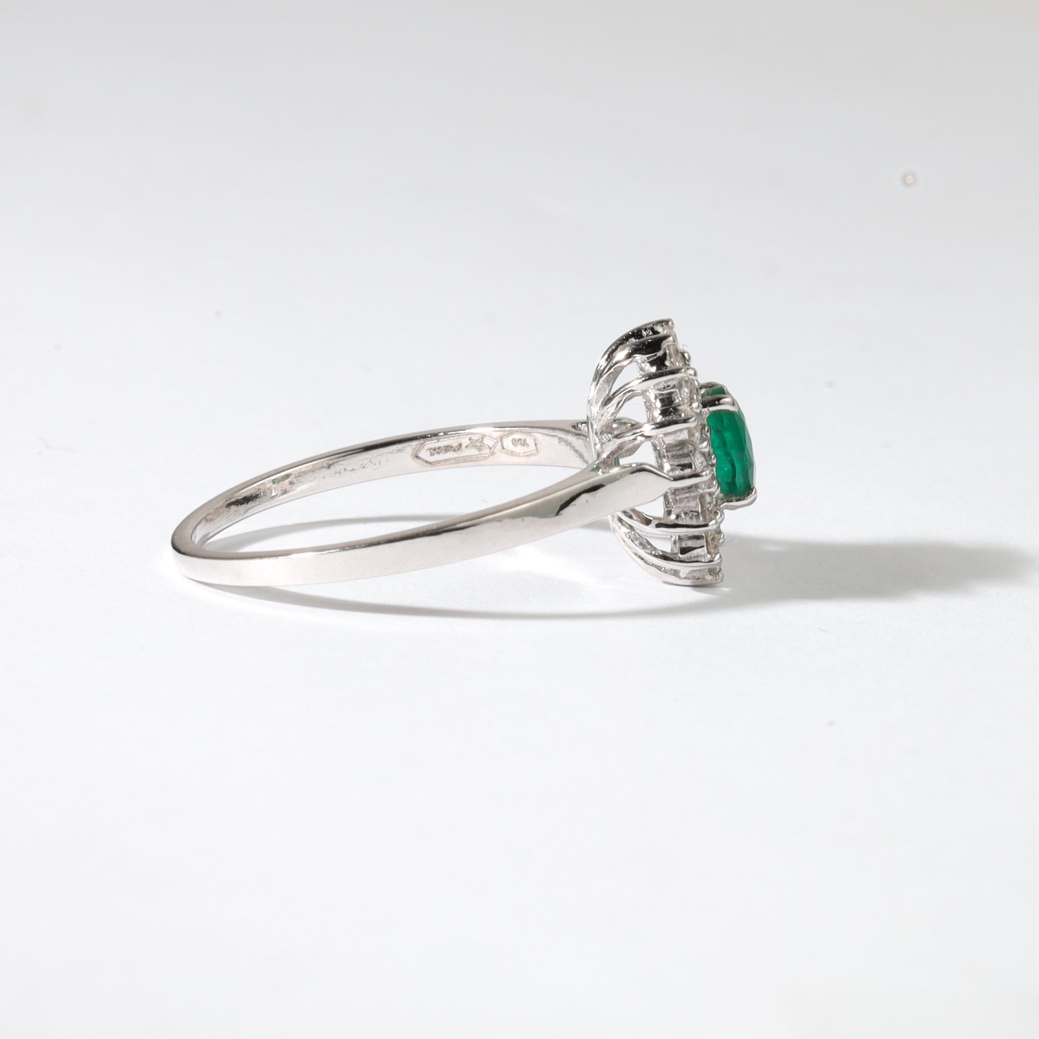 Taille ovale Bague de fiançailles double halo en or blanc 18 carats avec diamants, émeraude ovale de 0,30 carat en vente