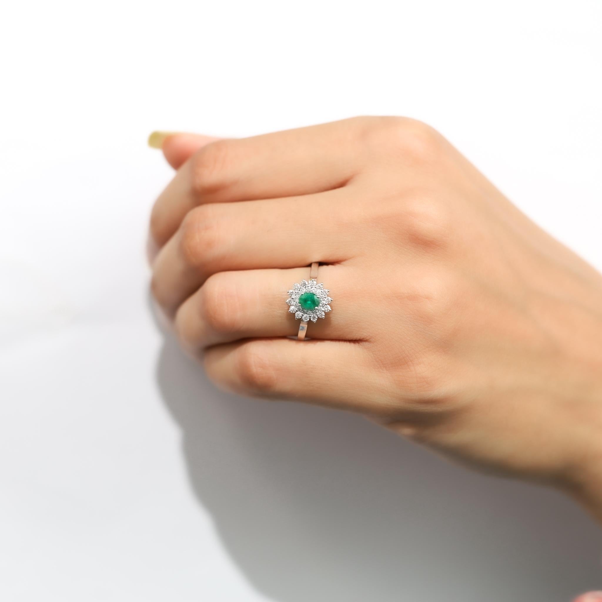 Bague de fiançailles double halo en or blanc 18 carats avec diamants, émeraude ovale de 0,30 carat Neuf - En vente à Jaipur, RJ