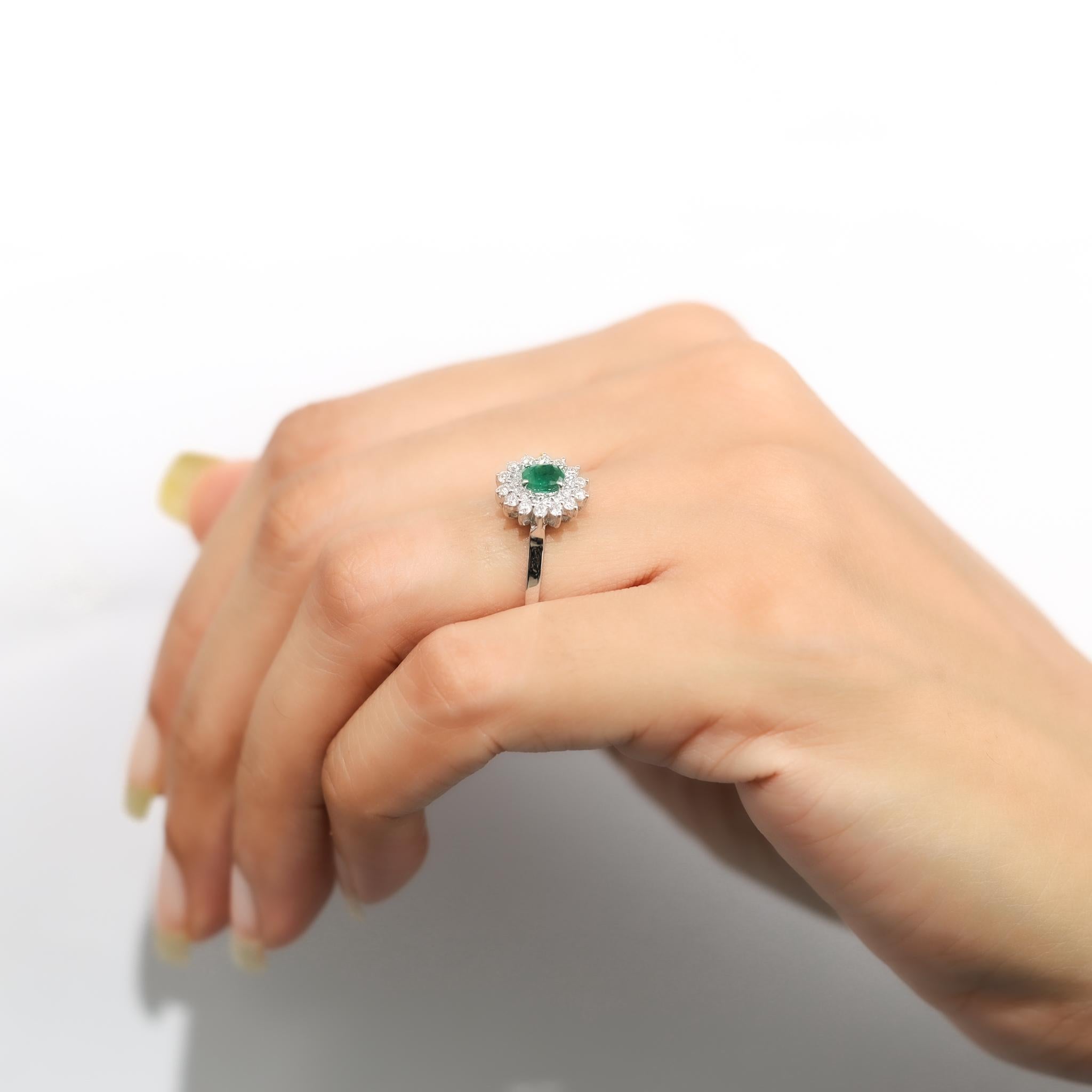 Bague de fiançailles double halo en or blanc 18 carats avec diamants, émeraude ovale de 0,30 carat Pour femmes en vente