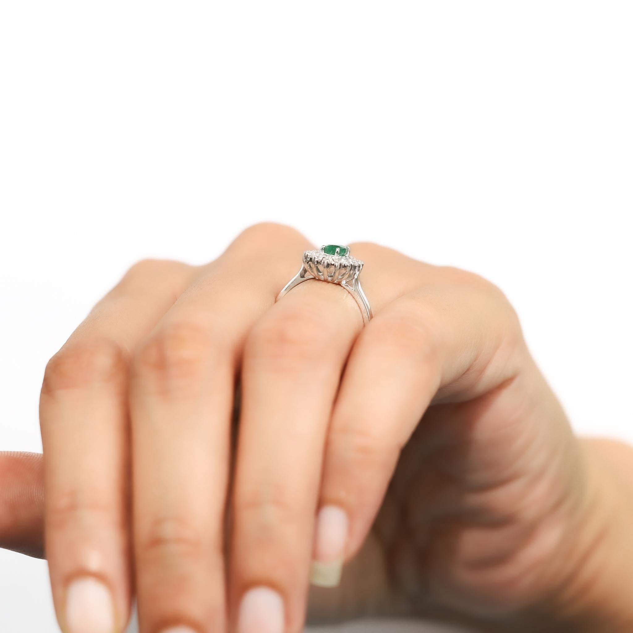 Bague de fiançailles double halo en or blanc 18 carats avec diamants, émeraude ovale de 0,30 carat en vente 1