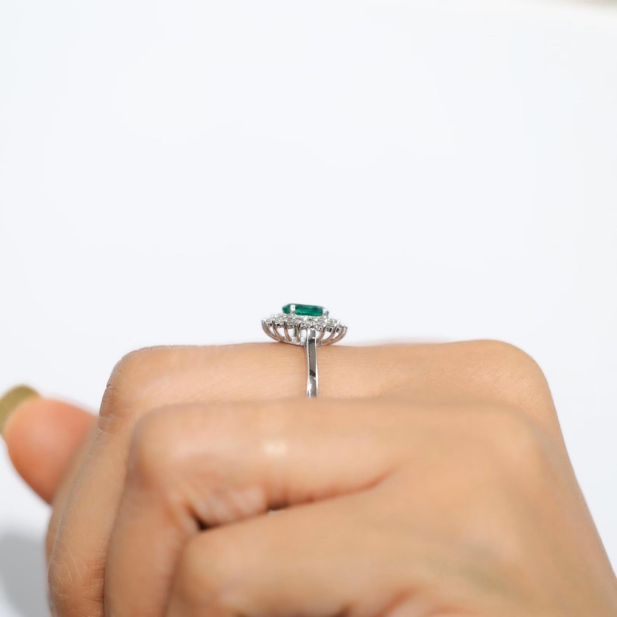 Bague de fiançailles double halo en or blanc 18 carats avec diamants, émeraude ovale de 0,30 carat en vente 2