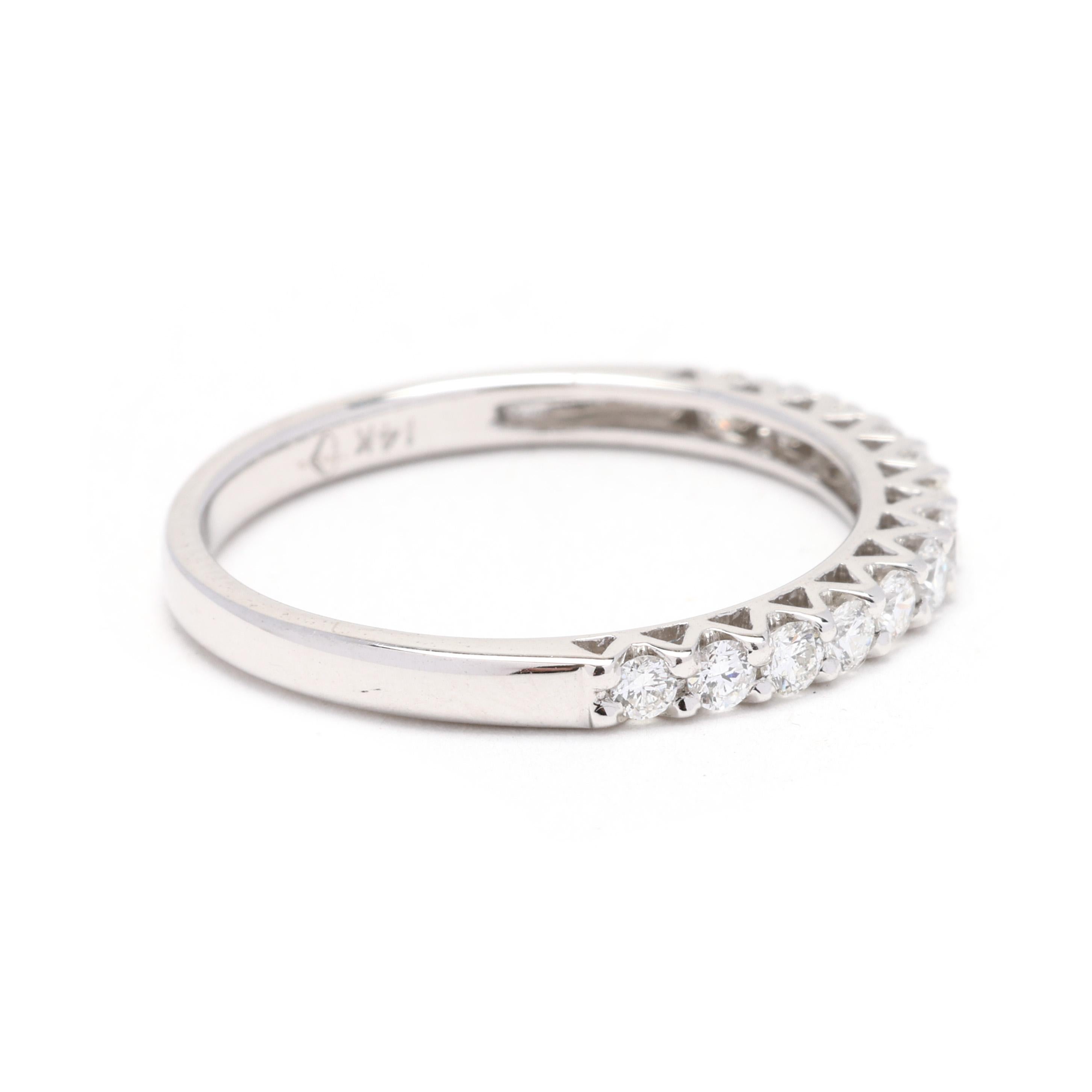 Celebra tu amor con el exquisito Anillo de Diamantes de 0,30 Quilates de Peso Total (PTT), elaborado en lujoso Oro Blanco de 14k. Diseñado para el tamaño de anillo 5,5, este elegante anillo de banda es la alianza de boda perfecta, ya que ofrece un