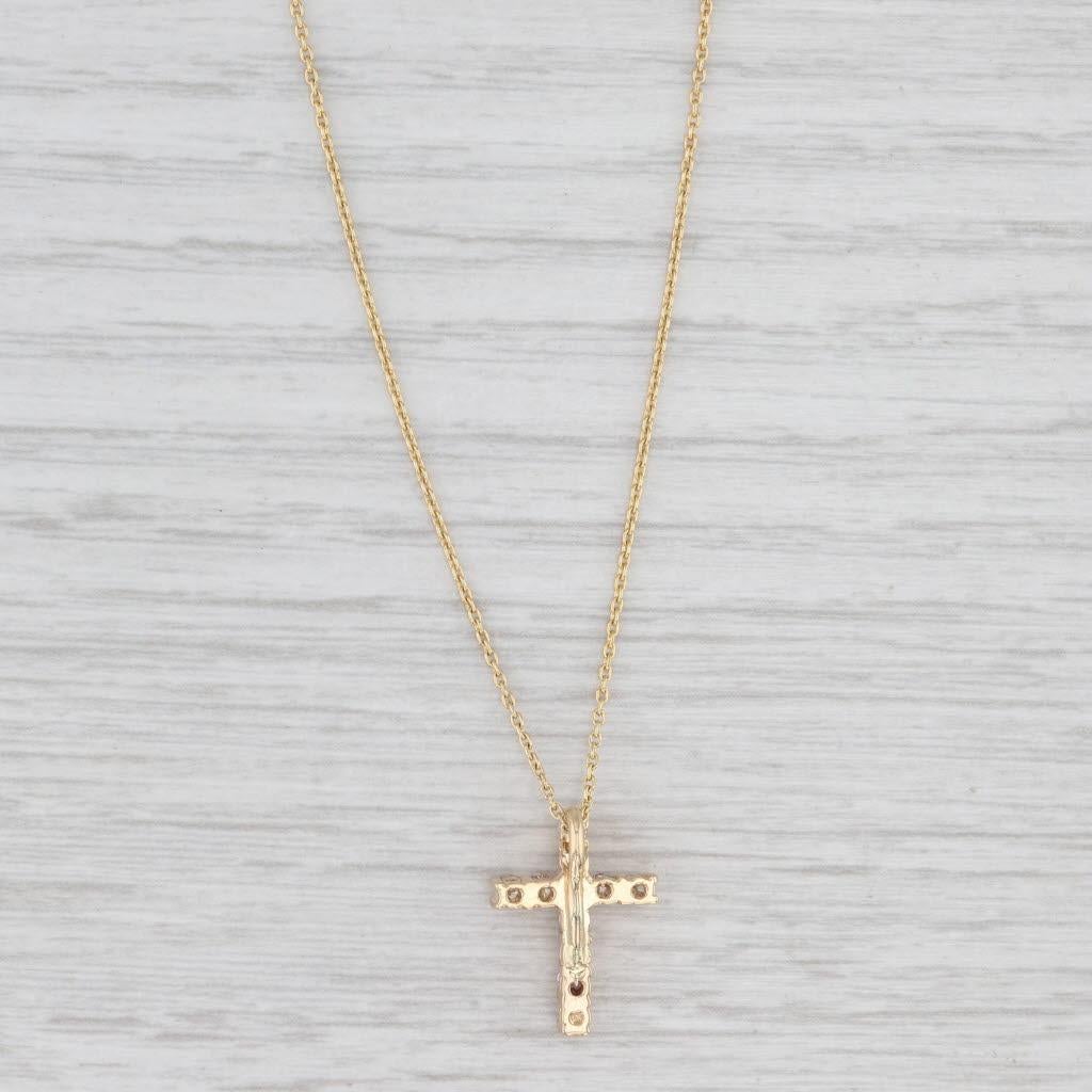 Taglio rotondo Collana con croce pedante di diamanti da 0,30 ct. in oro giallo 14 ct. con catena a cavo regolabile in vendita