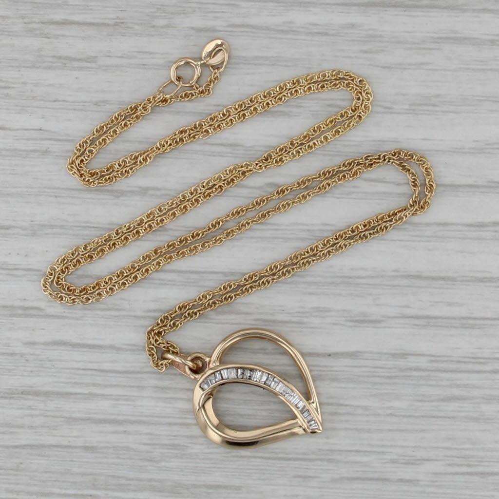 Informations sur les pierres précieuses :
- Diamants naturels -
Total des carats - 0.30ctw
Coupe - Baguette
Couleur - H - J
Clarté - SI1 - SI2

Métal : Or jaune 14k
Poids : 5,1 grammes 
Timbres : 14k
Style de chaîne : Chaîne en corde
Fermeture :