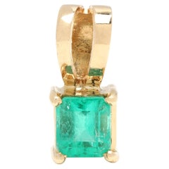 Colgante Solitario Esmeralda 0,30ctw, Oro Amarillo 18k, Largo 12,8 mm