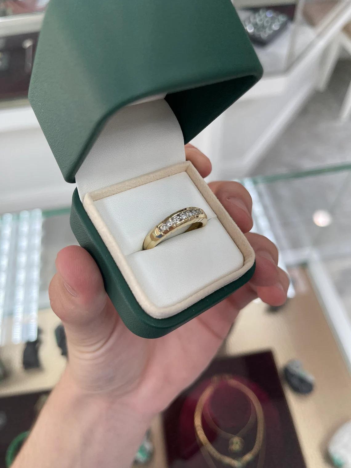 0.30pts 14K Natural Brilliant Round Cut Diamond Men's 7 Stone Gold Ring Band In New Condition For Sale In Jupiter, FL