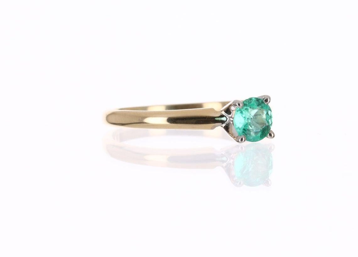 Modern 0.30pts Colombian Emerald Solitaire Gold Engagement Ring For Sale