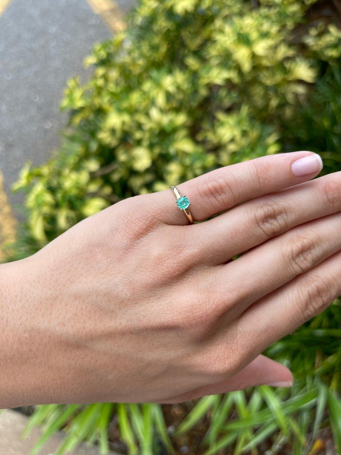 Taille ronde Bague de fiançailles solitaire en or avec émeraude de Colombie 0,30pts en vente