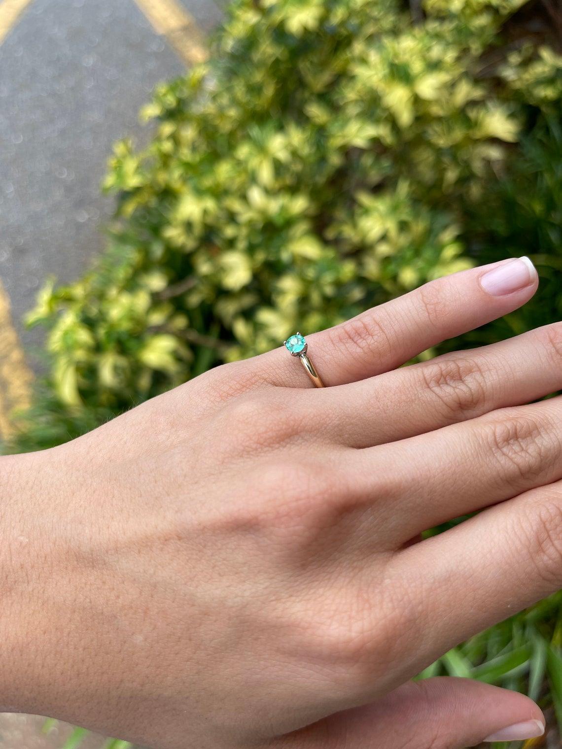 Bague de fiançailles solitaire en or avec émeraude de Colombie 0,30pts Pour femmes en vente