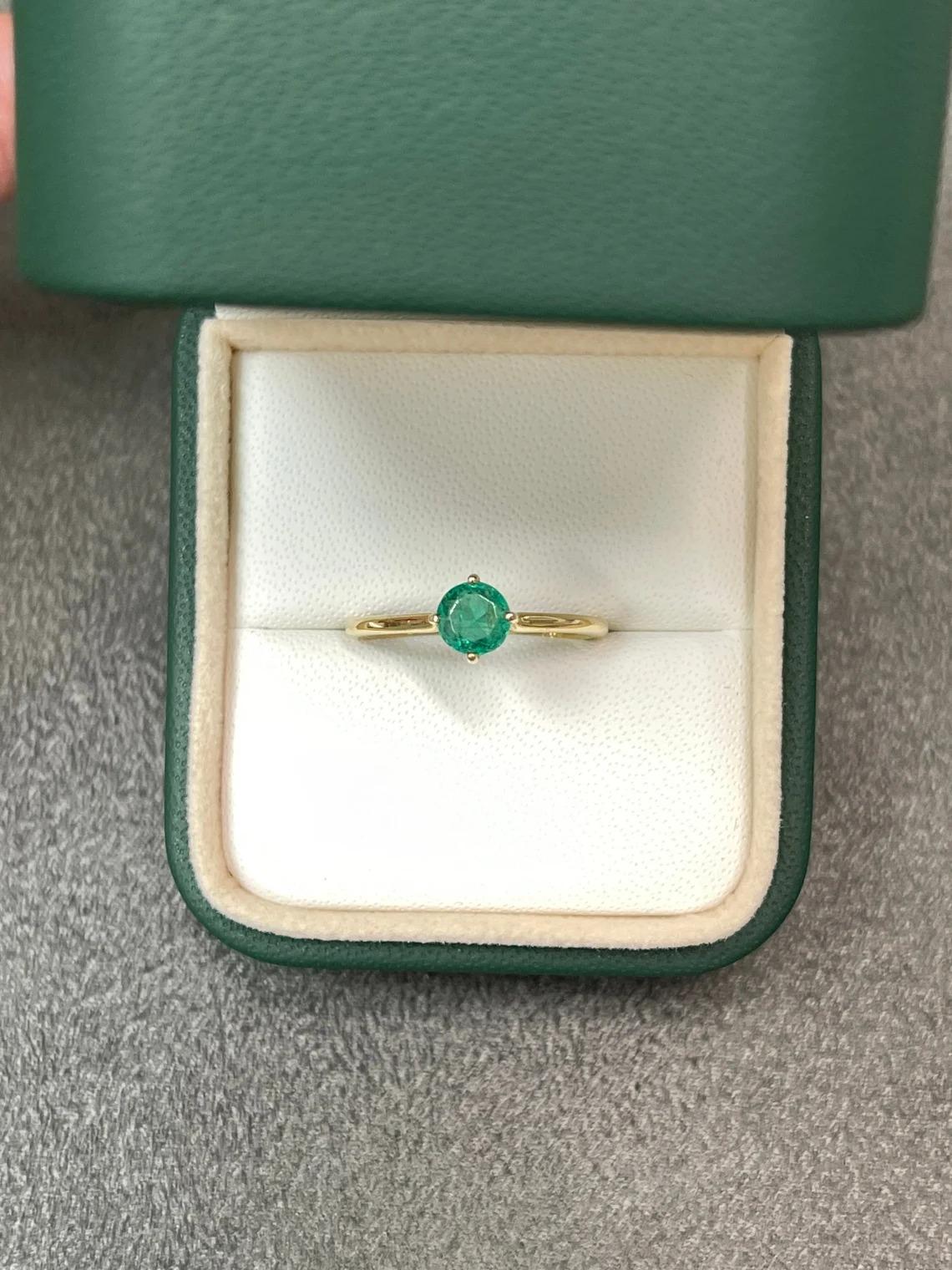 Modern 0.30pts Natural Emerald-Round Cut 4 Prong Solitaire Gold Engagement Ring For Sale
