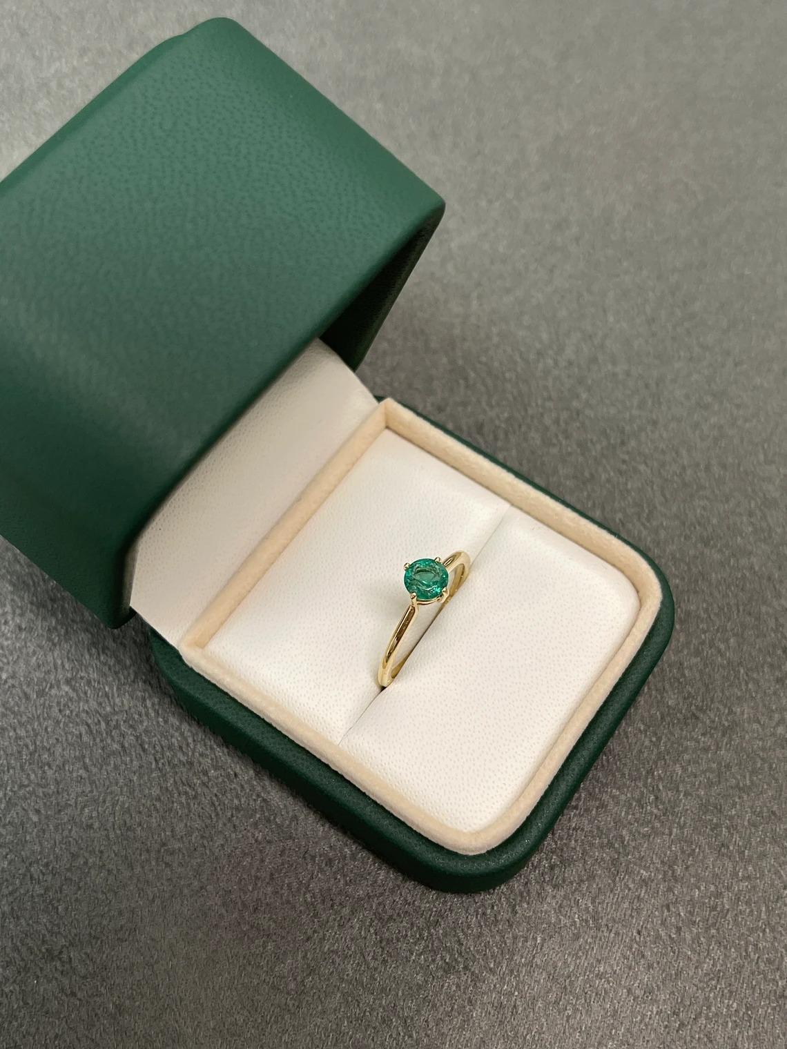 0.30pts Natural Emerald-Round Cut 4 Prong Solitaire Gold Engagement Ring In New Condition For Sale In Jupiter, FL