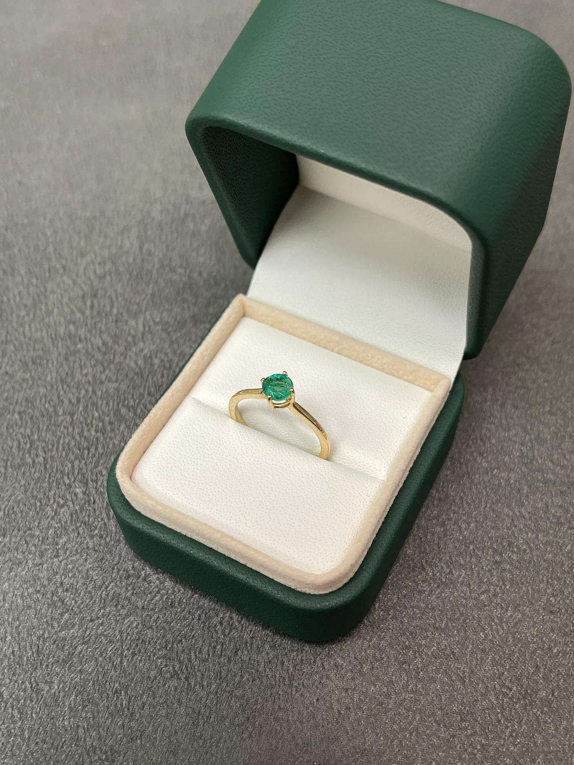 Women's 0.30pts Natural Emerald-Round Cut 4 Prong Solitaire Gold Engagement Ring For Sale