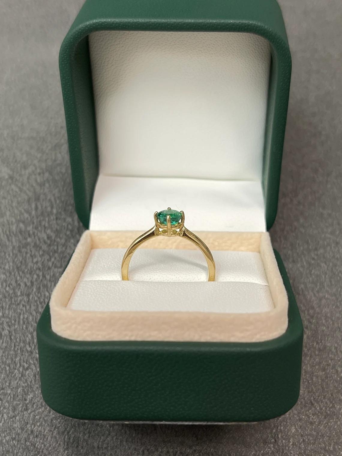 0.30pts Natural Emerald-Round Cut 4 Prong Solitaire Gold Engagement Ring For Sale 1