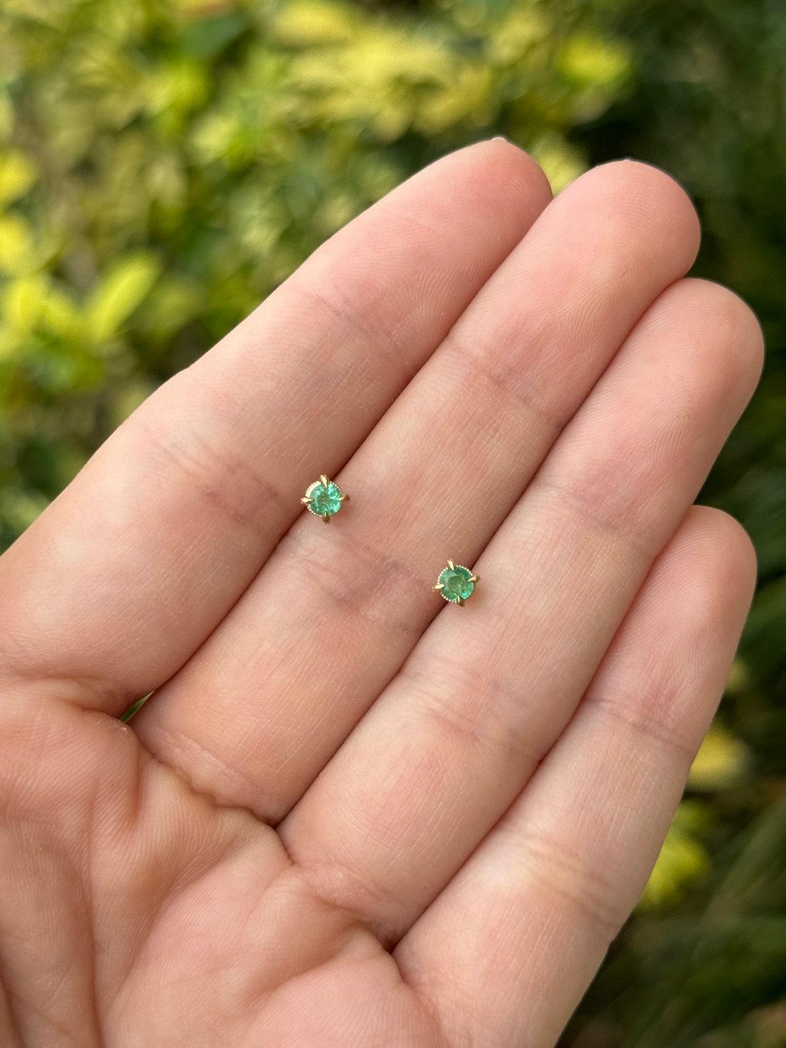 0.30tcw 14K Natural Corte Redondo Esmeralda Baby Studs Petite Claw Prong Unisex Moderno en venta