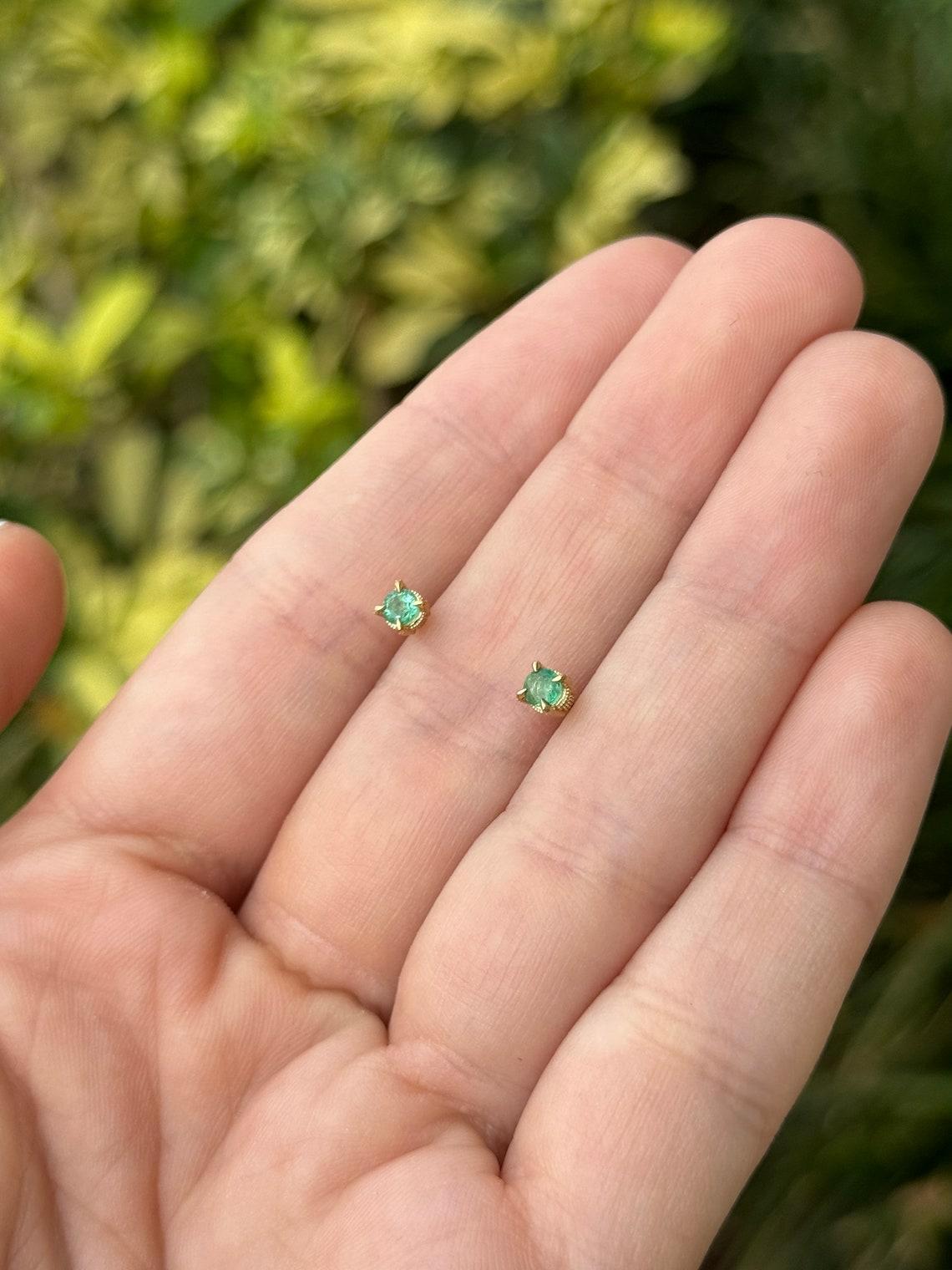 0.30tcw 14K Natural Corte Redondo Esmeralda Baby Studs Petite Claw Prong Unisex Corte redondo en venta