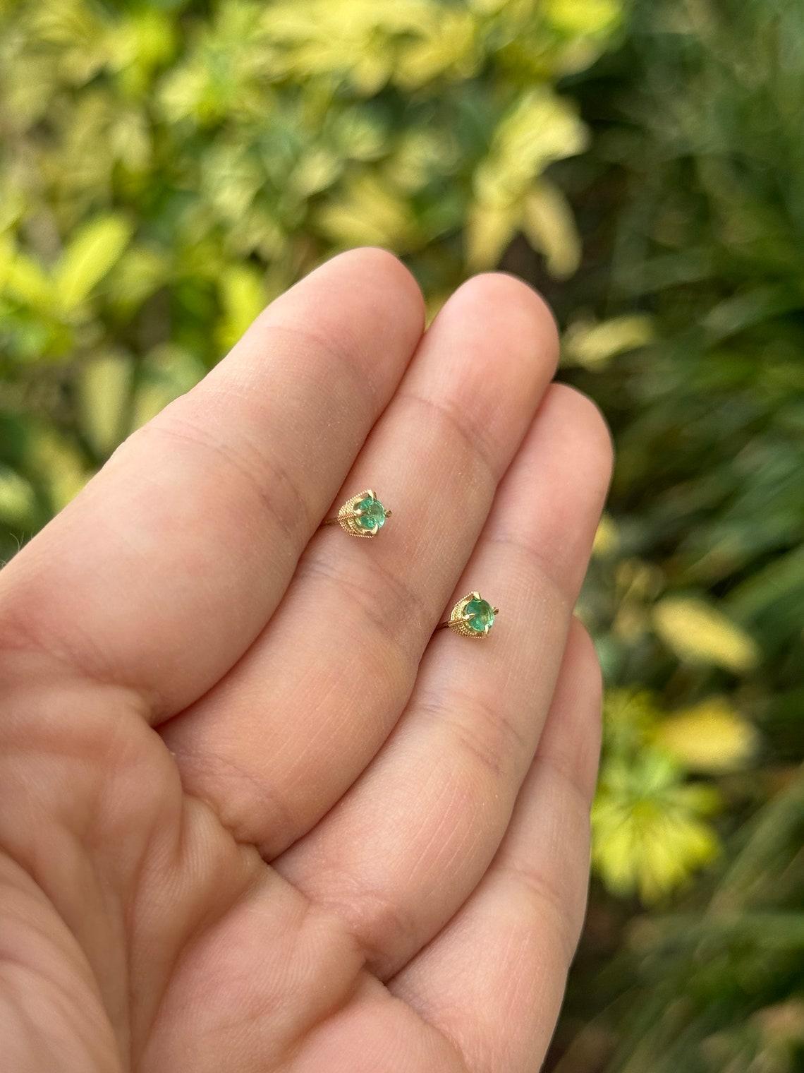 0.30tcw 14K Natural Corte Redondo Esmeralda Baby Studs Petite Claw Prong Unisex en Nuevo estado para la venta en Jupiter, FL