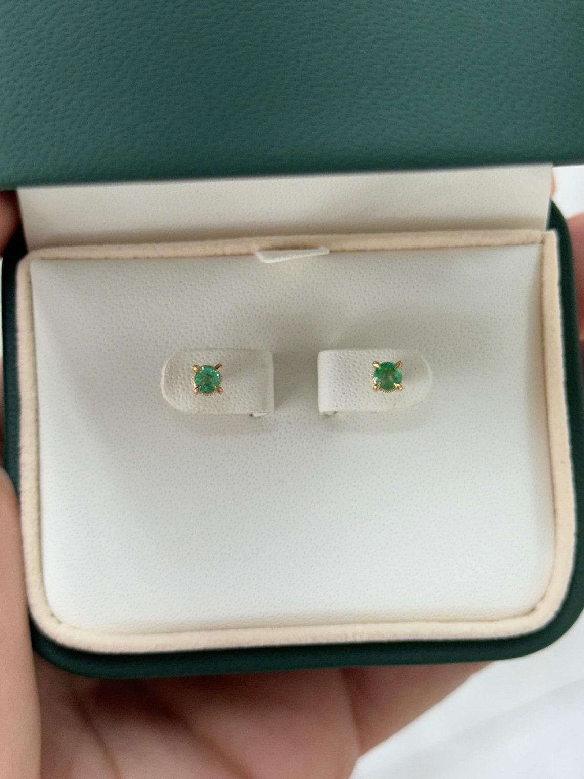 0.30tcw 14K Natural Corte Redondo Esmeralda Baby Studs Petite Claw Prong Unisex en venta 1