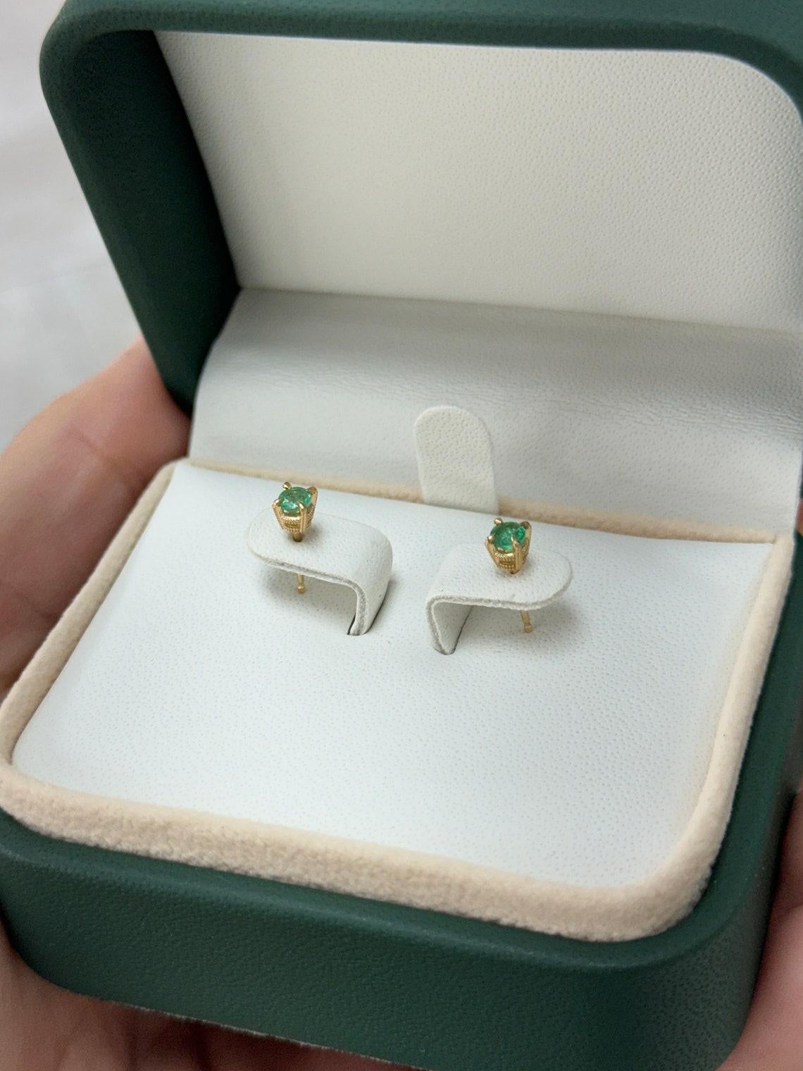 0.30tcw 14K Natural Corte Redondo Esmeralda Baby Studs Petite Claw Prong Unisex en venta 2