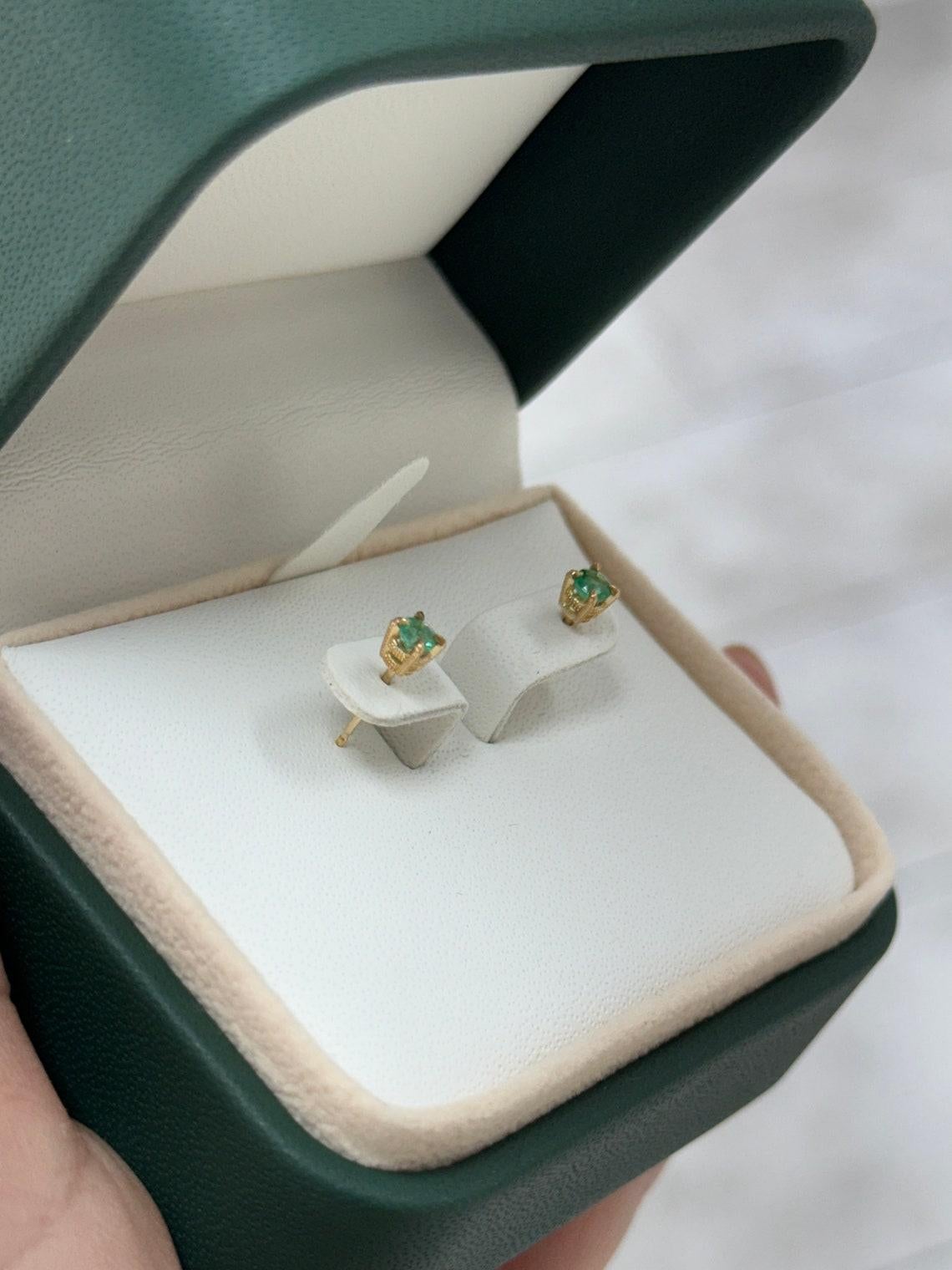 0.30tcw 14K Natural Corte Redondo Esmeralda Baby Studs Petite Claw Prong Unisex en venta 3
