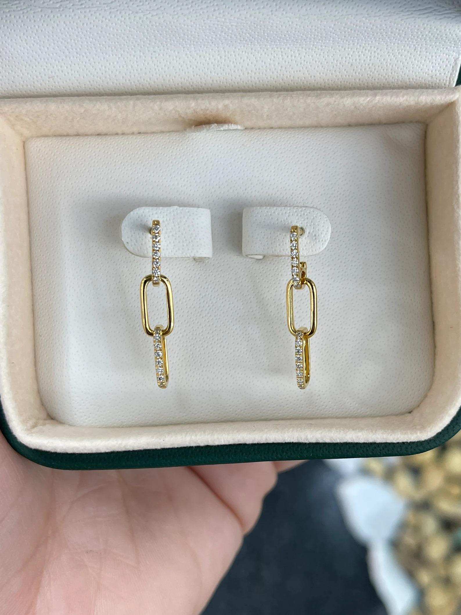 Un paio di orecchini pendenti con diamanti naturali simpatici e alla moda. Questo splendido paio presenta tre clip diverse: la parte superiore e quella inferiore hanno accenti di diamanti, mentre la parte centrale è semplicemente d'oro. Un quarto di