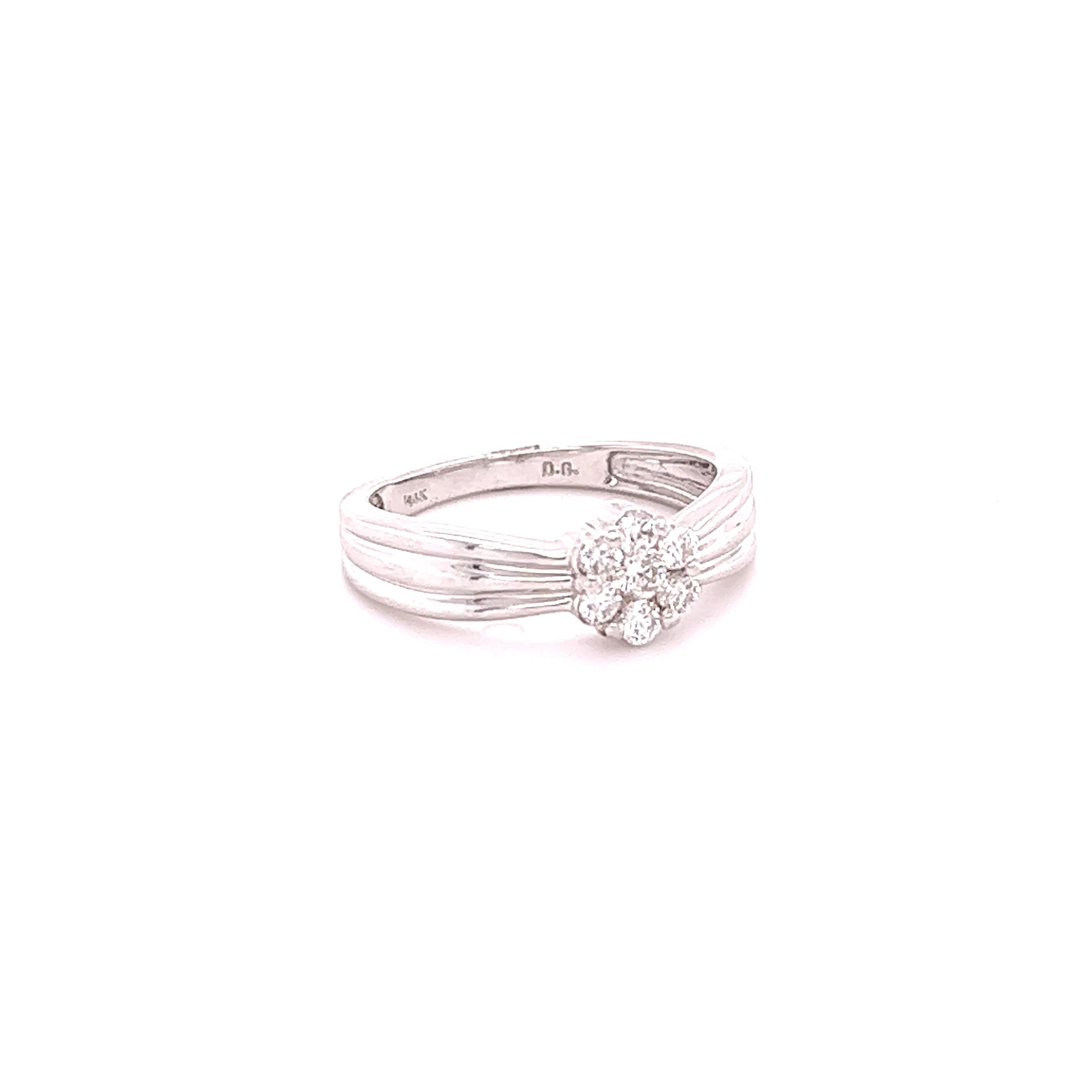 Dieser Ring hat ein Blumenmuster mit natürlichen Diamanten im Rundschliff mit einem Gewicht von 0,31 Karat. Die Reinheit und Farbe der Diamanten sind SI-F. 
Der Ring ist in 14 Karat Weißgold gefasst und hat ein ungefähres Goldgewicht von 3,4 Gramm.