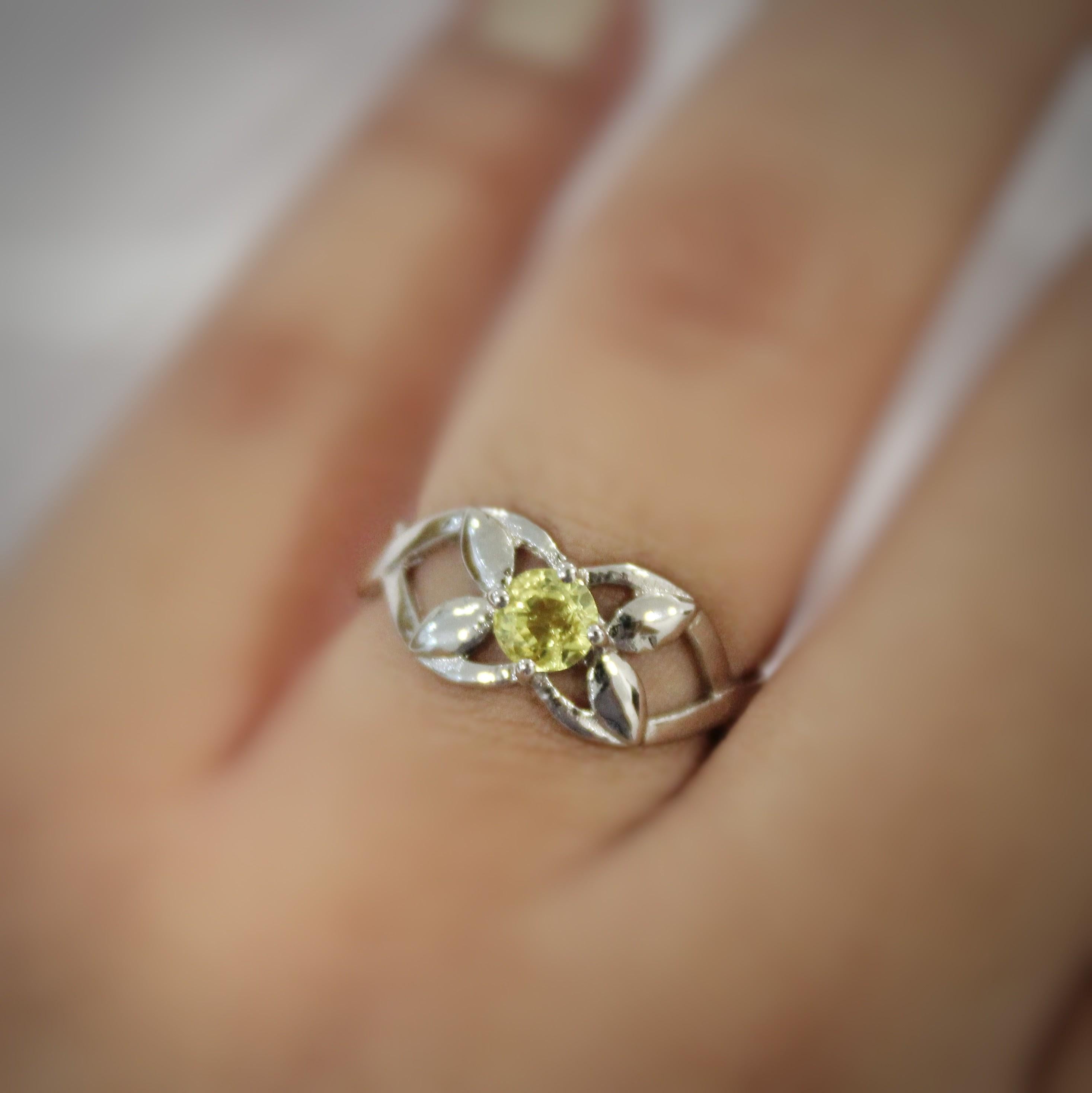 0.31 Carat Natural Yellow Sapphire Ring For Sale 1