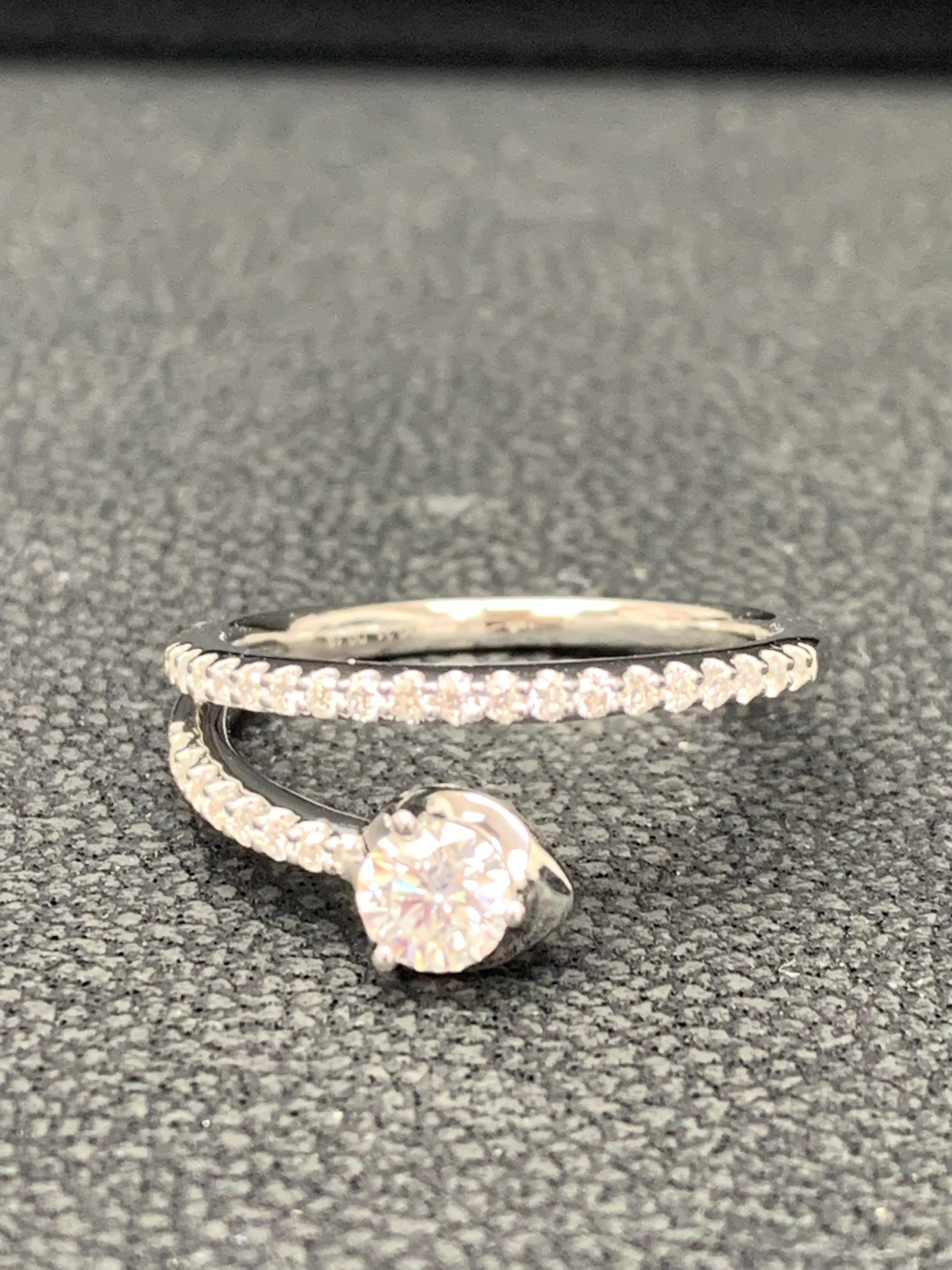 0.31 Carat of Diamond Ring in 18K White Gold For Sale 4