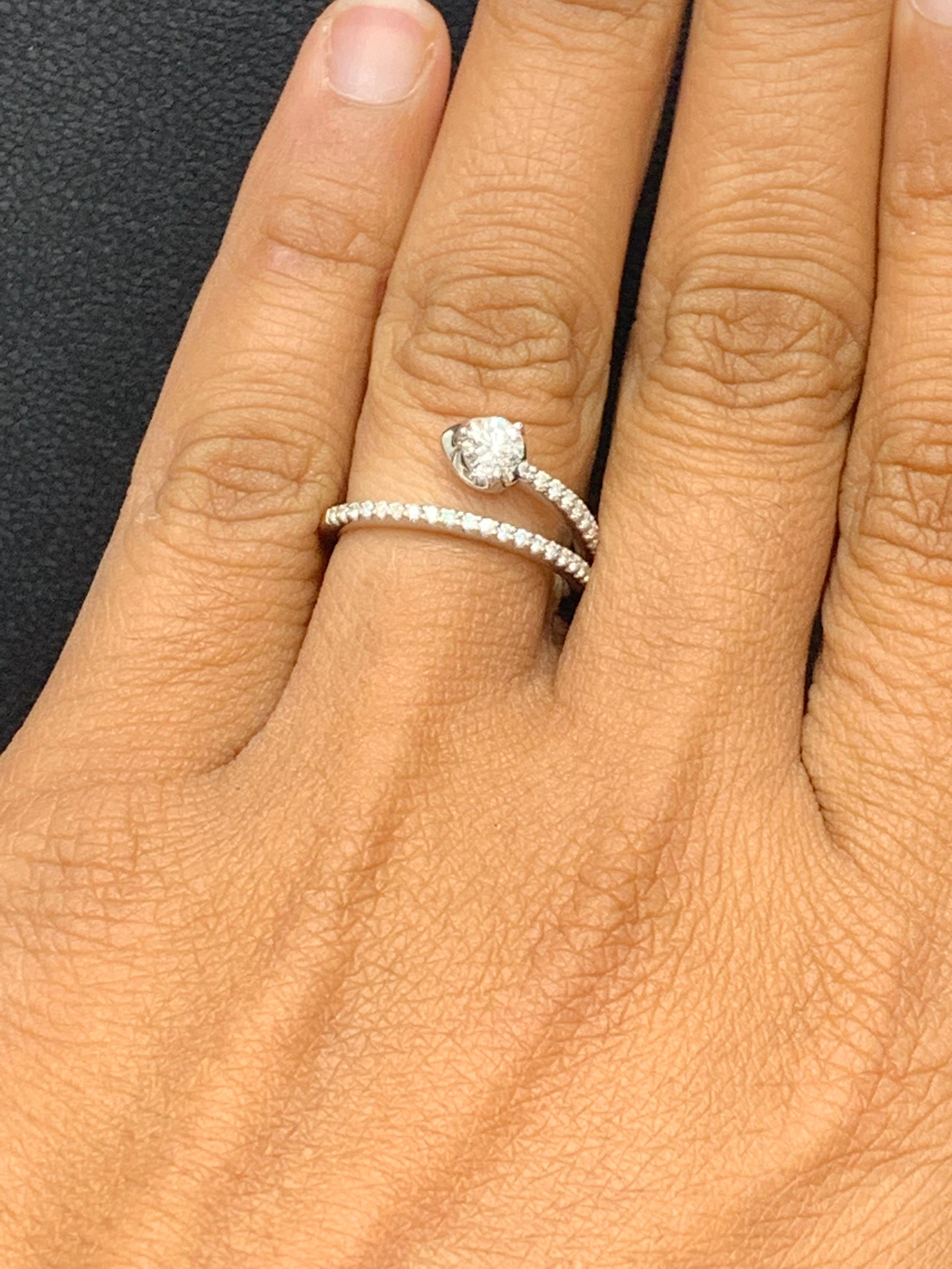 Women's 0.31 Carat of Diamond Ring in 18K White Gold For Sale