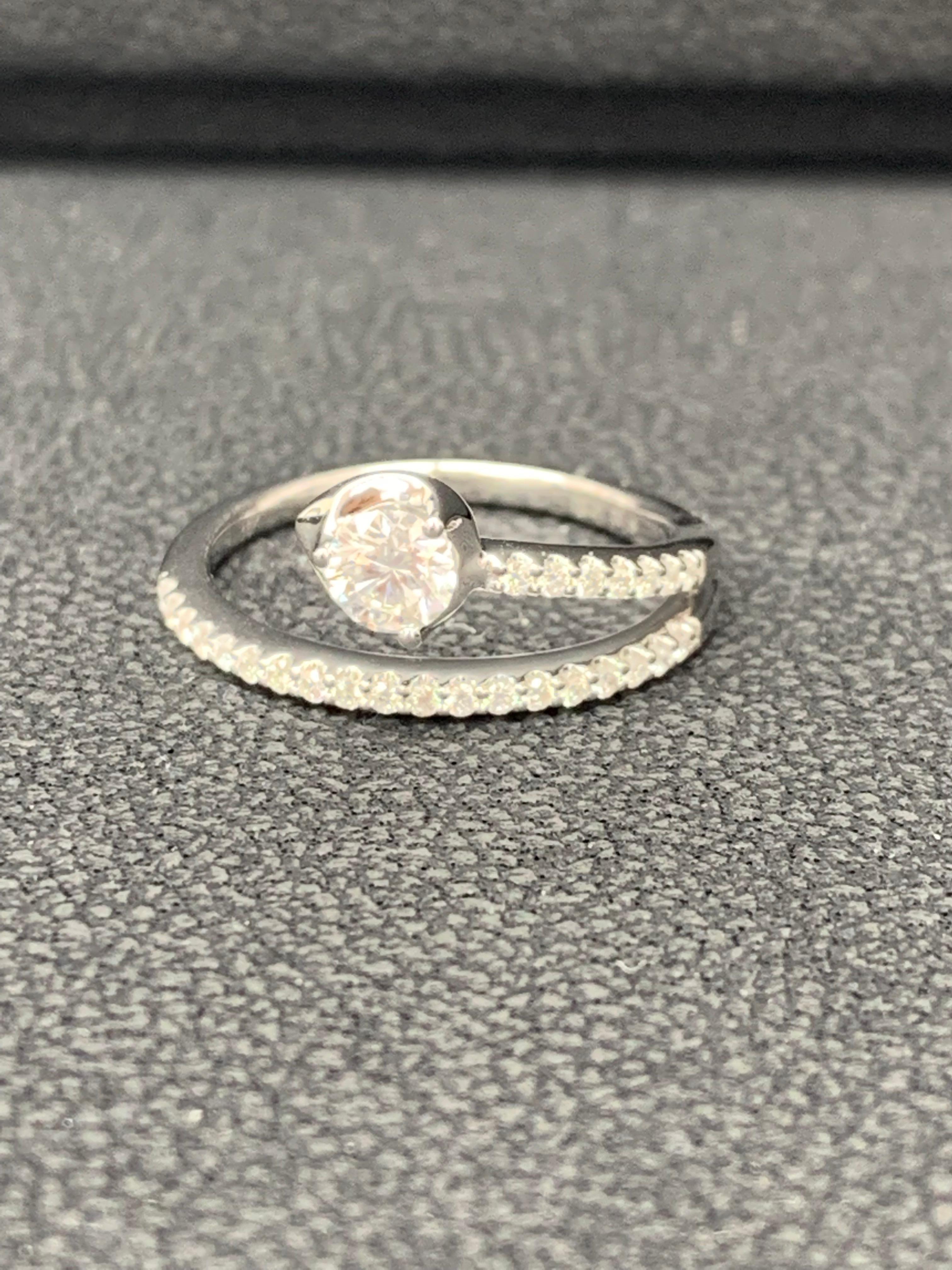 0.31 Carat of Diamond Ring in 18K White Gold For Sale 1