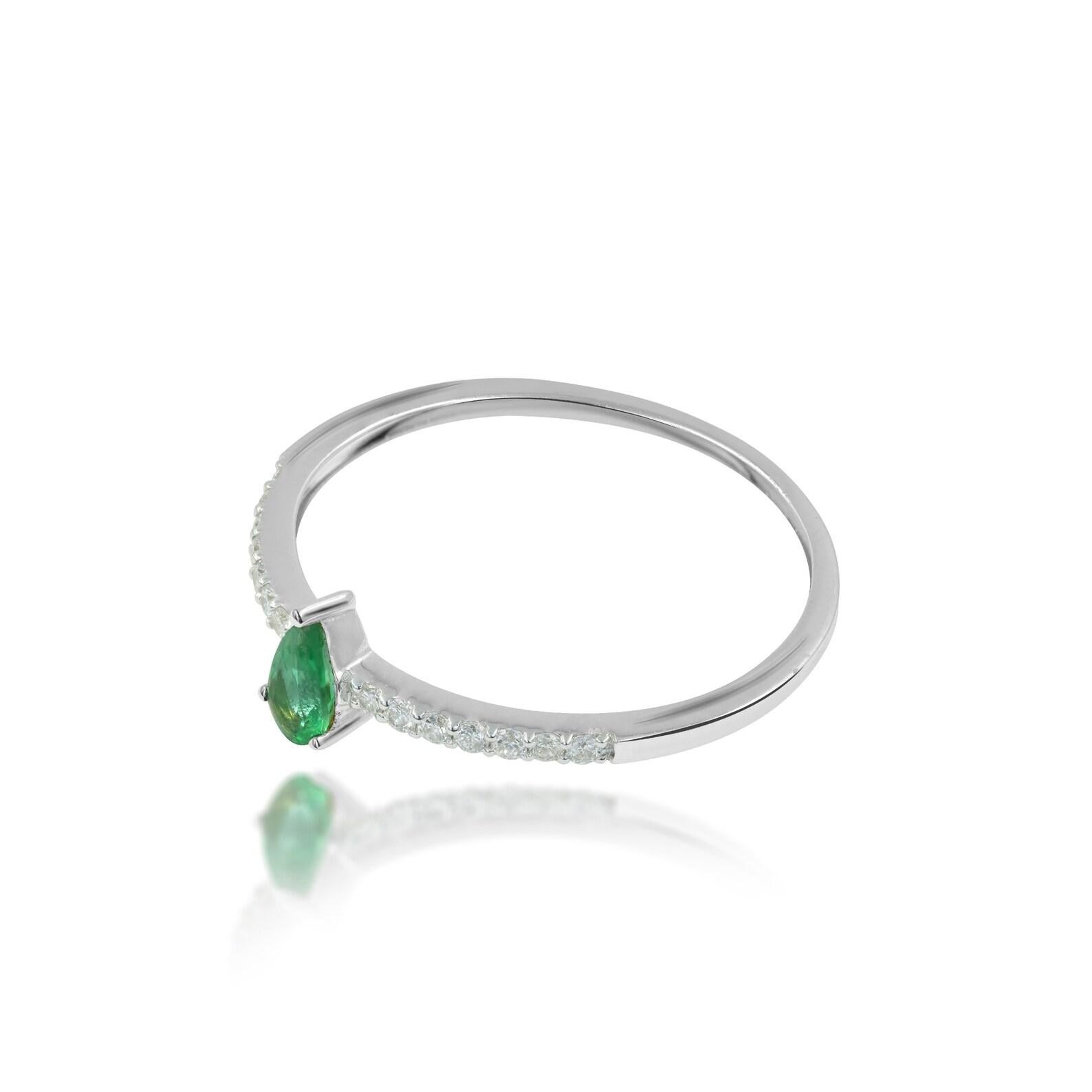 0.31 Carat Pear Cut Emerald and Diamond Engagement Ring In New Condition For Sale In Bangkok, TH