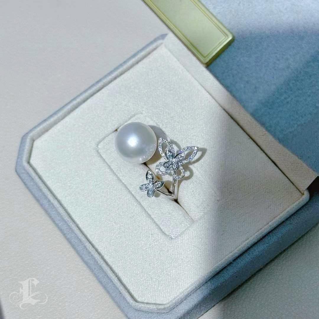 【Vine Symphony】Celestial Butterfly Aurora South Sea Pearl & Diamond Ring In New Condition For Sale In New York, NY