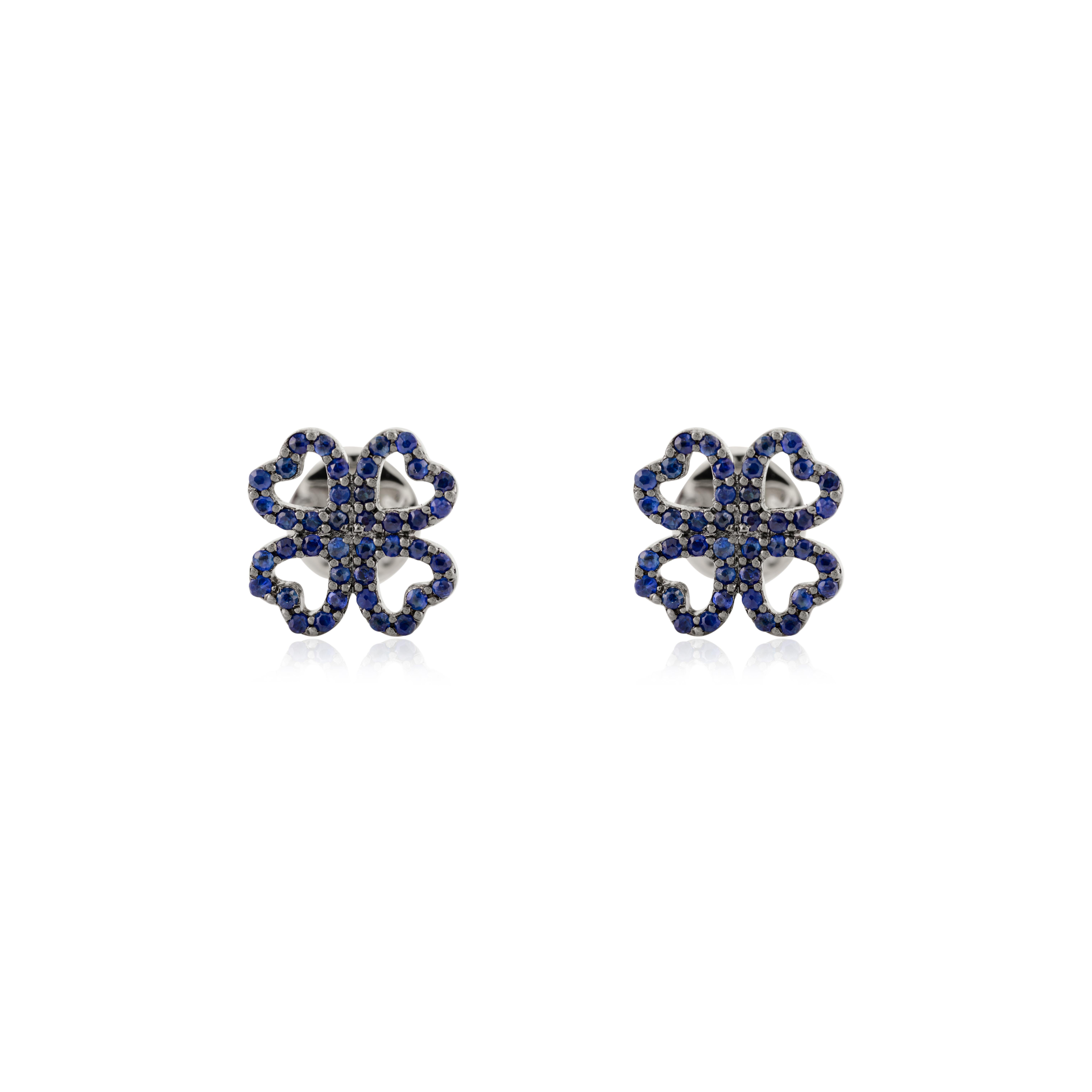 Moderno Orecchini con zaffiro blu floreale da 0,319 carati Regalo per lei in oro bianco 14k in vendita