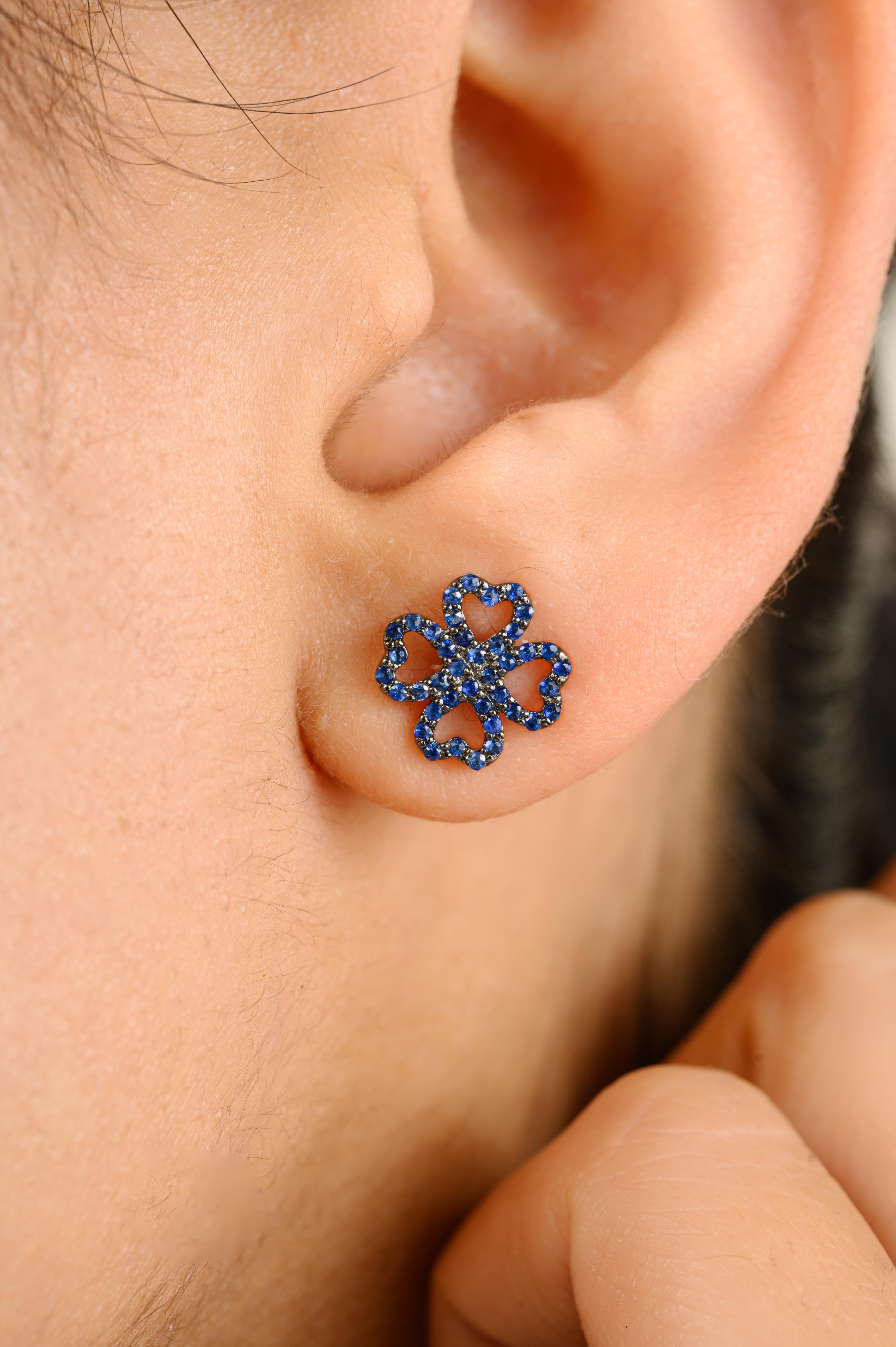 Taglio rotondo Orecchini con zaffiro blu floreale da 0,319 carati Regalo per lei in oro bianco 14k in vendita