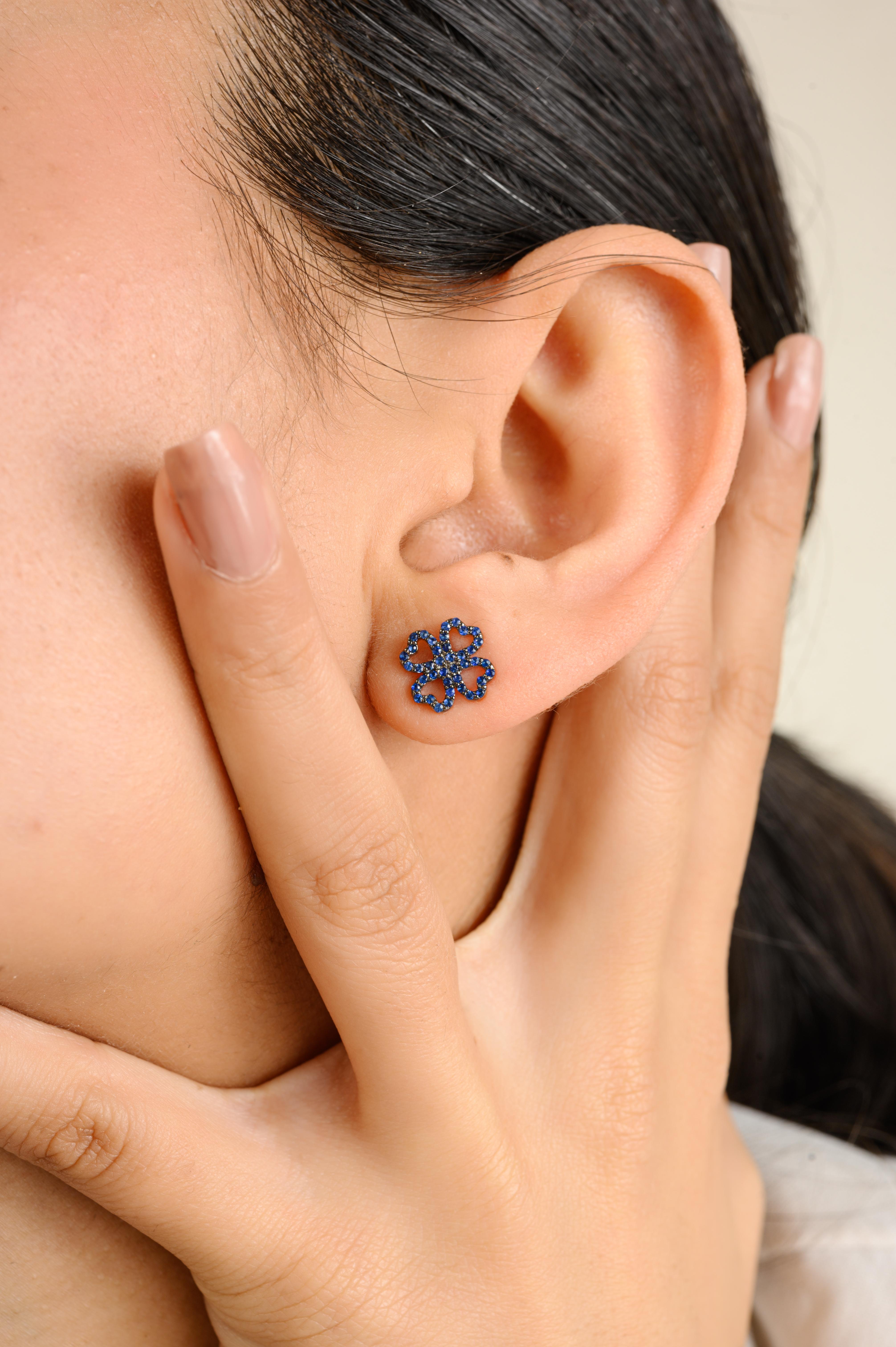 Donna Orecchini con zaffiro blu floreale da 0,319 carati Regalo per lei in oro bianco 14k in vendita