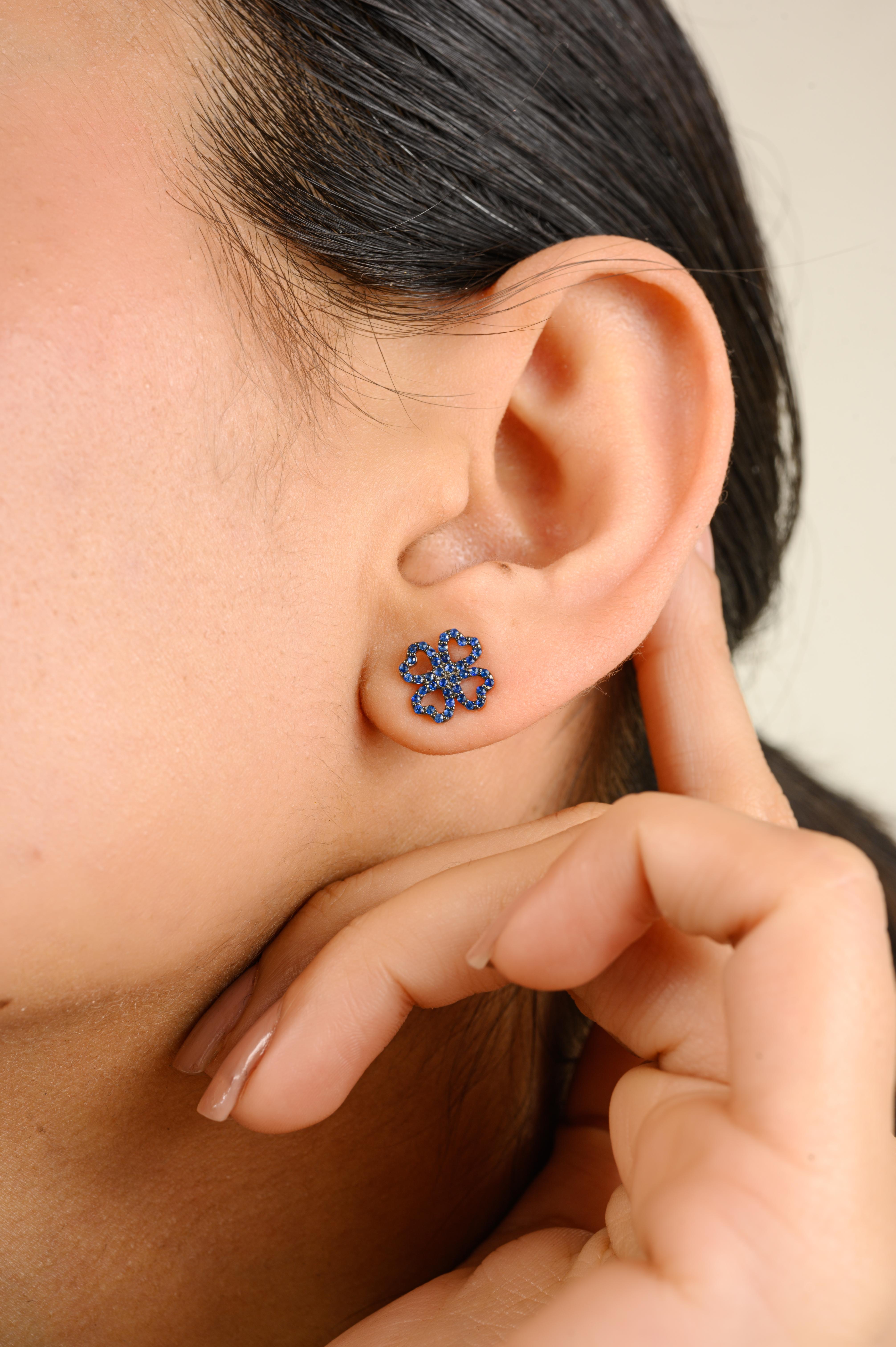 Orecchini con zaffiro blu floreale da 0,319 carati Regalo per lei in oro bianco 14k in vendita 2