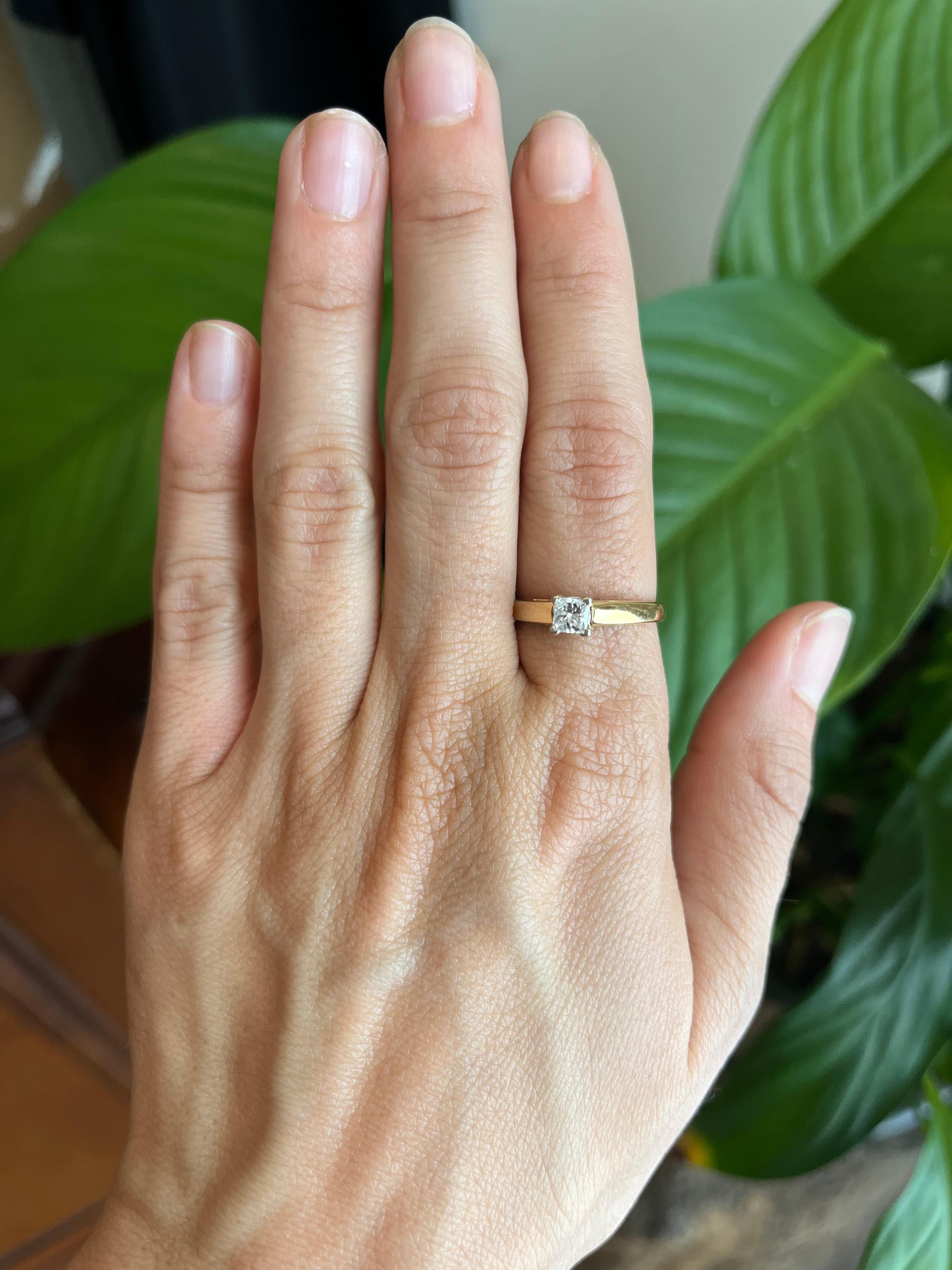 Un anello di fidanzamento solitario in oro giallo 14K con un diamante naturale taglio principessa da 0,31 carati (purezza SI2, colore H). L'anello è dotato di un

Metallo: oro giallo 14 carati e oro bianco???

Dimensioni: 7 1/4