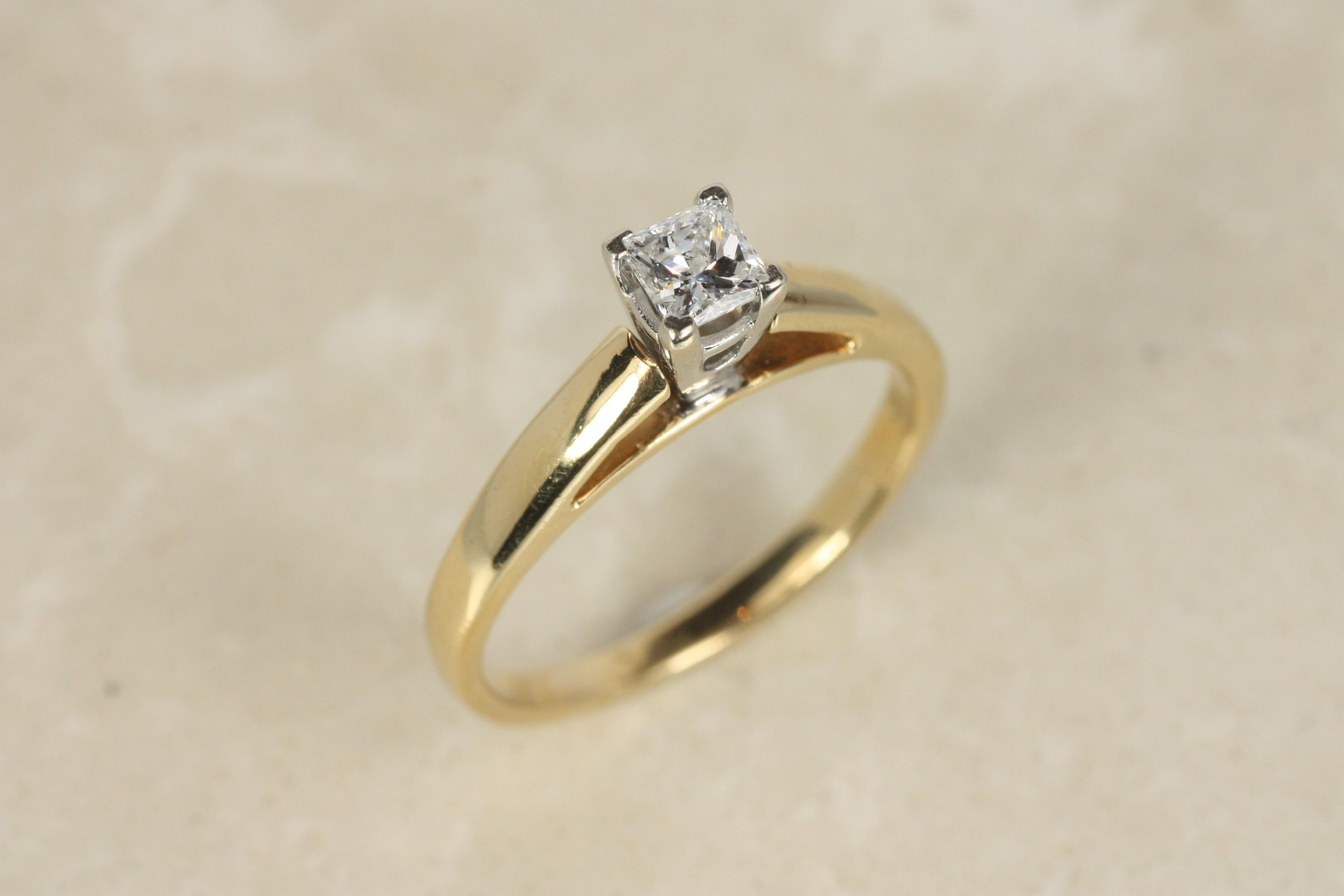 Taglio princess Anello di fidanzamento solitario con diamante taglio principessa da 0,31 carati in oro giallo 14K in vendita