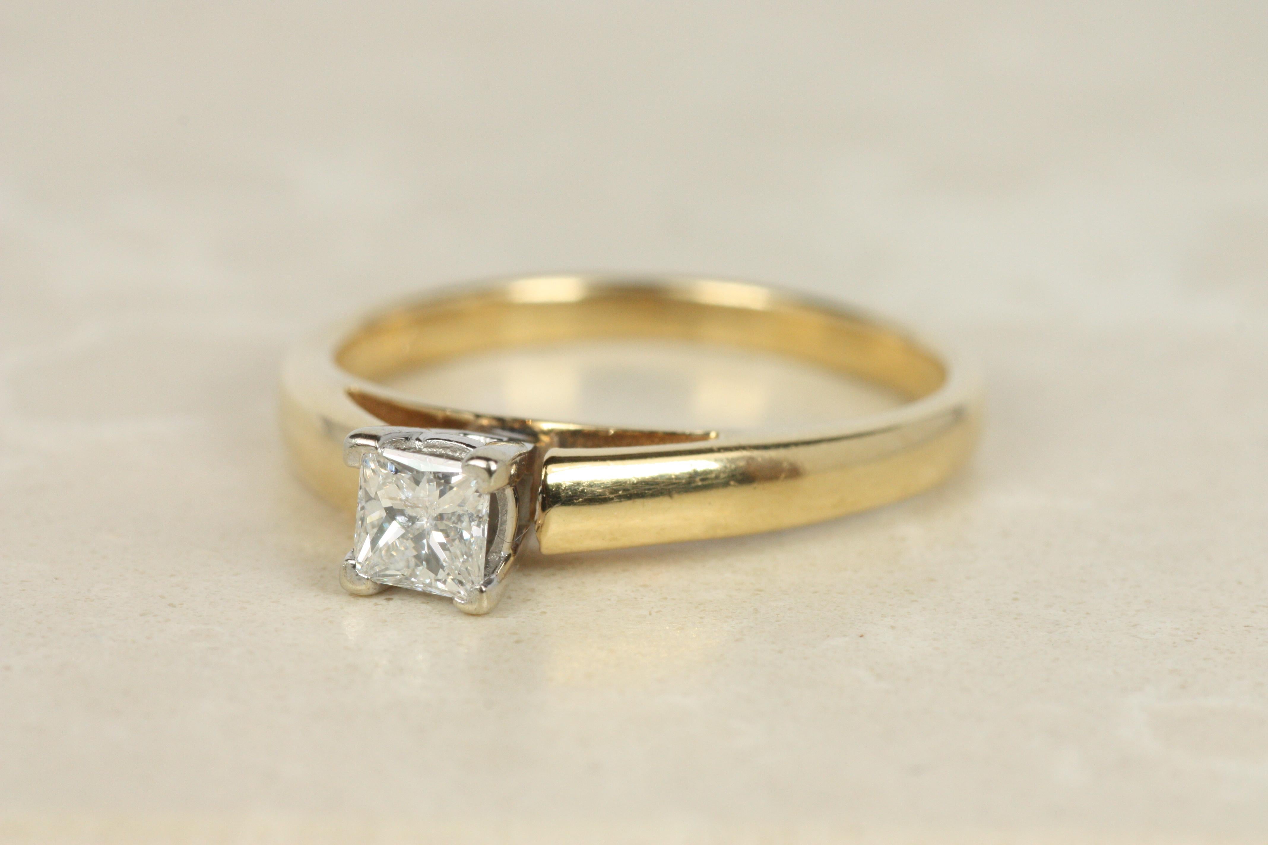 Anello di fidanzamento solitario con diamante taglio principessa da 0,31 carati in oro giallo 14K In condizioni buone in vendita a Santa Monica, CA