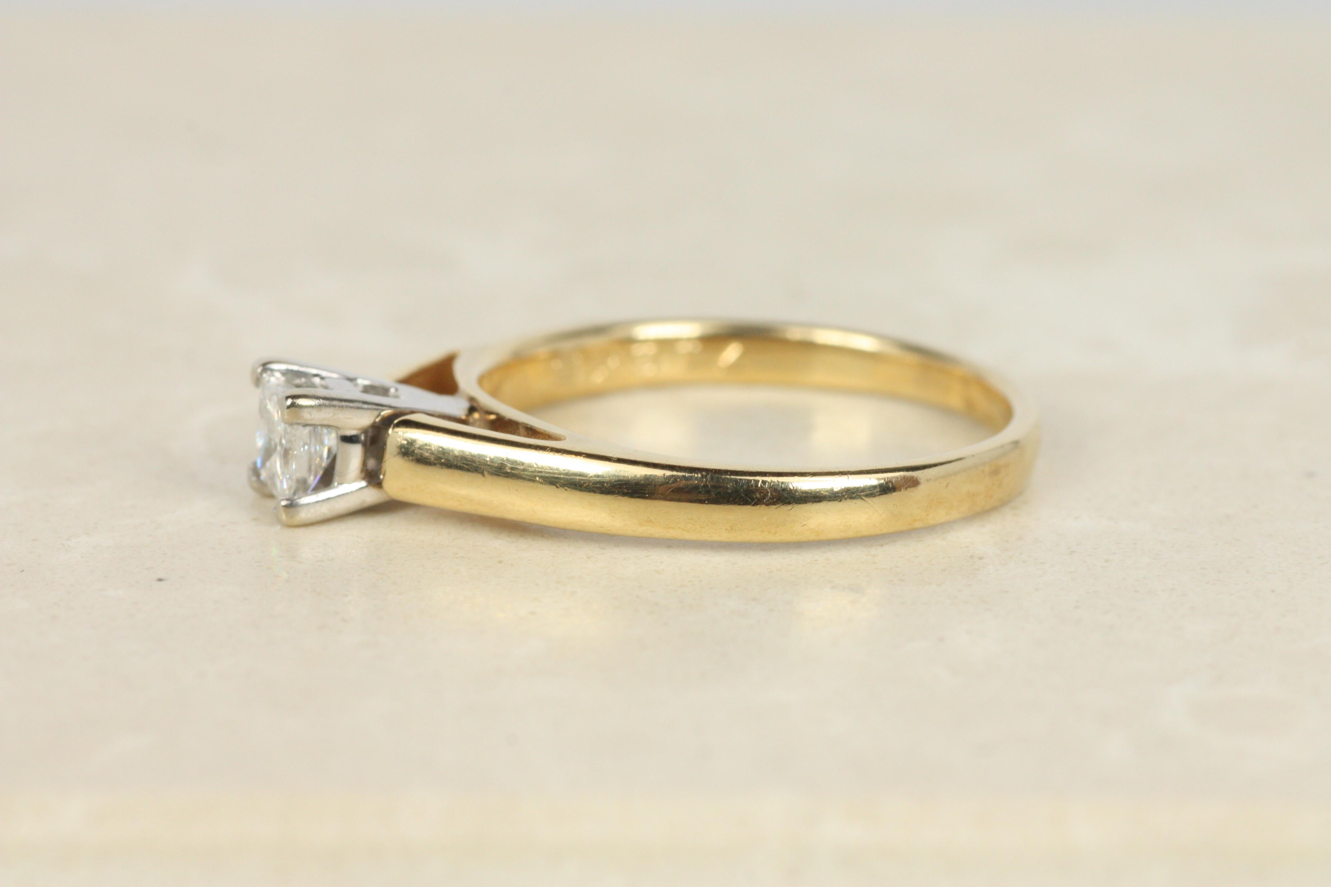 Donna Anello di fidanzamento solitario con diamante taglio principessa da 0,31 carati in oro giallo 14K in vendita