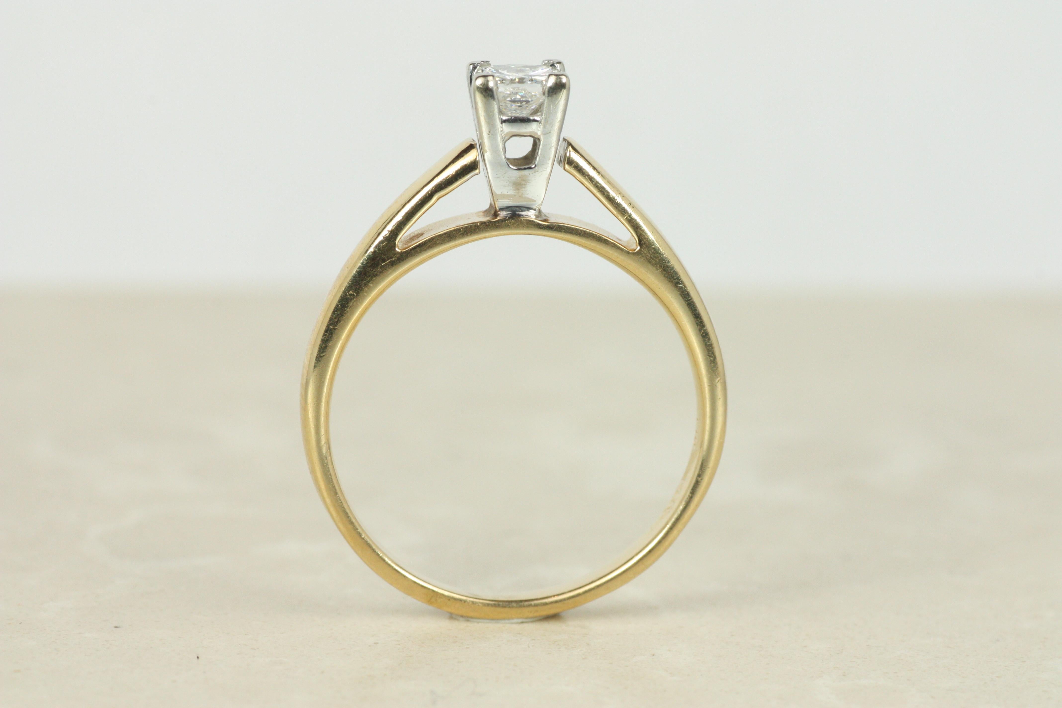 Anello di fidanzamento solitario con diamante taglio principessa da 0,31 carati in oro giallo 14K in vendita 1