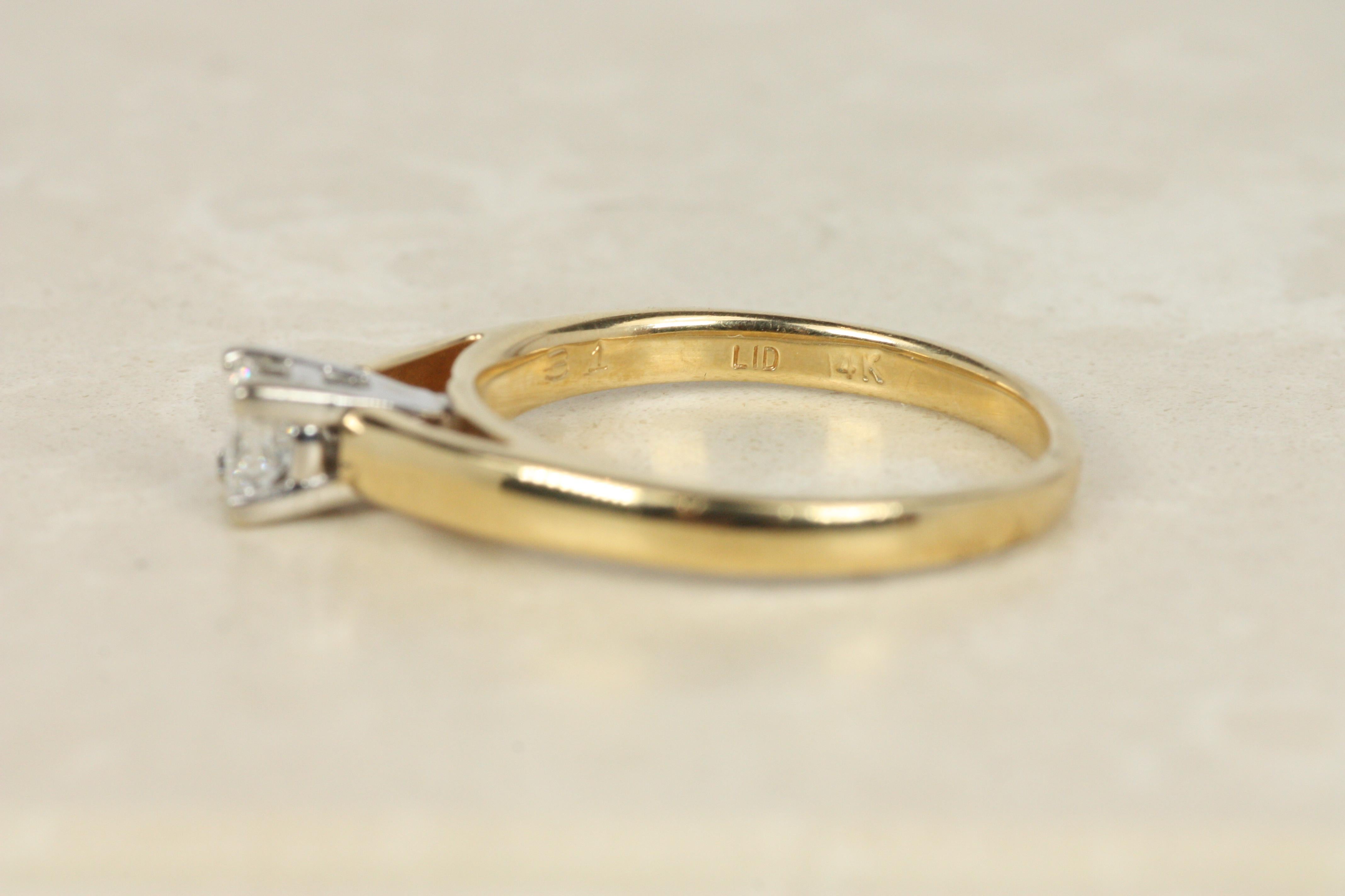 Anello di fidanzamento solitario con diamante taglio principessa da 0,31 carati in oro giallo 14K in vendita 3