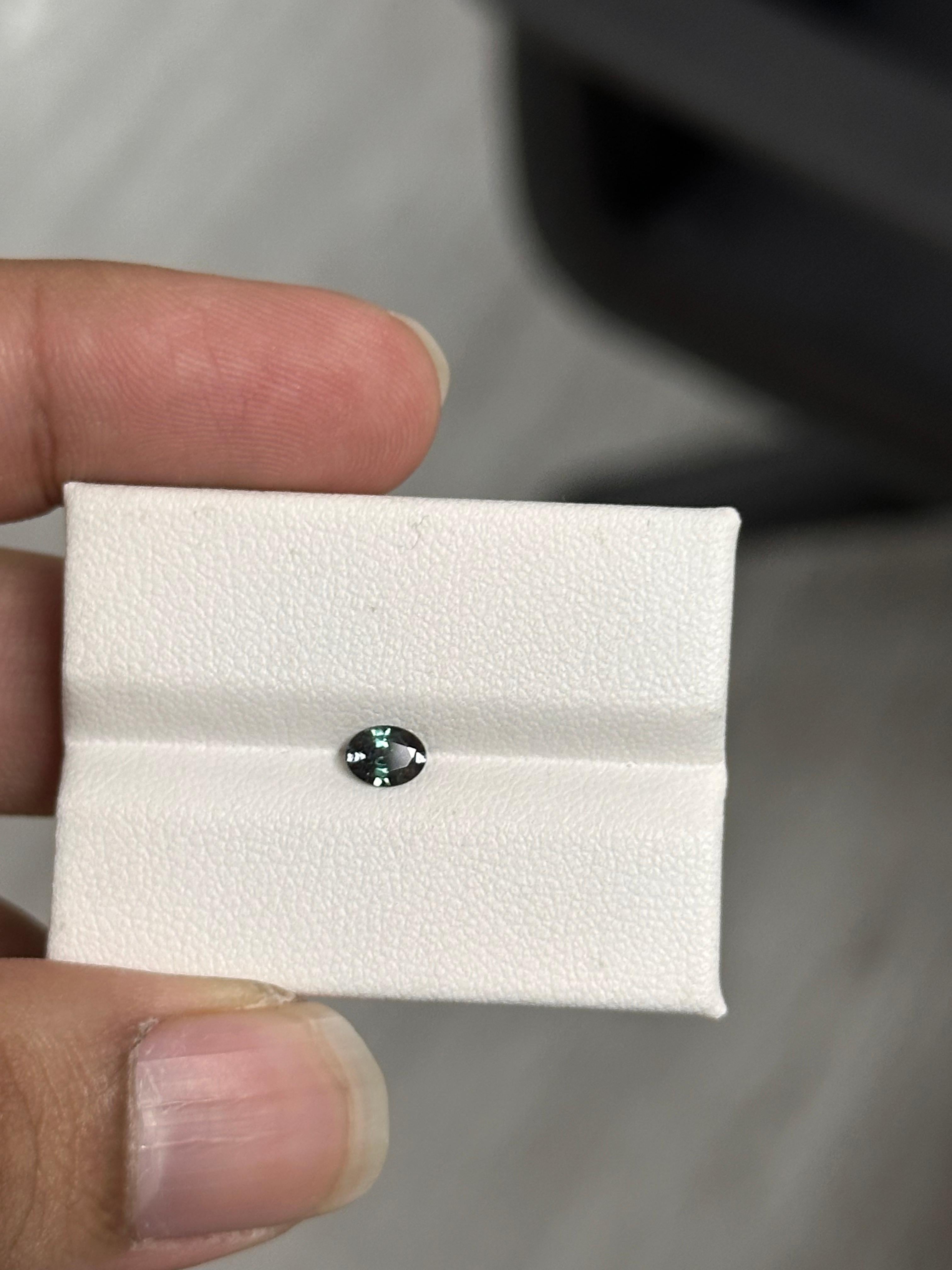 Una gemma di alessandrite da 0.32 carati, che risplende di tonalità verde-bluastre. L'alessandrite è tagliata alla perfezione in una forma ovale.

Le dimensioni di questa pietra sono 5,22 x 3,94 x 2,17 mm.

Le alessandriti sono estremamente rare e